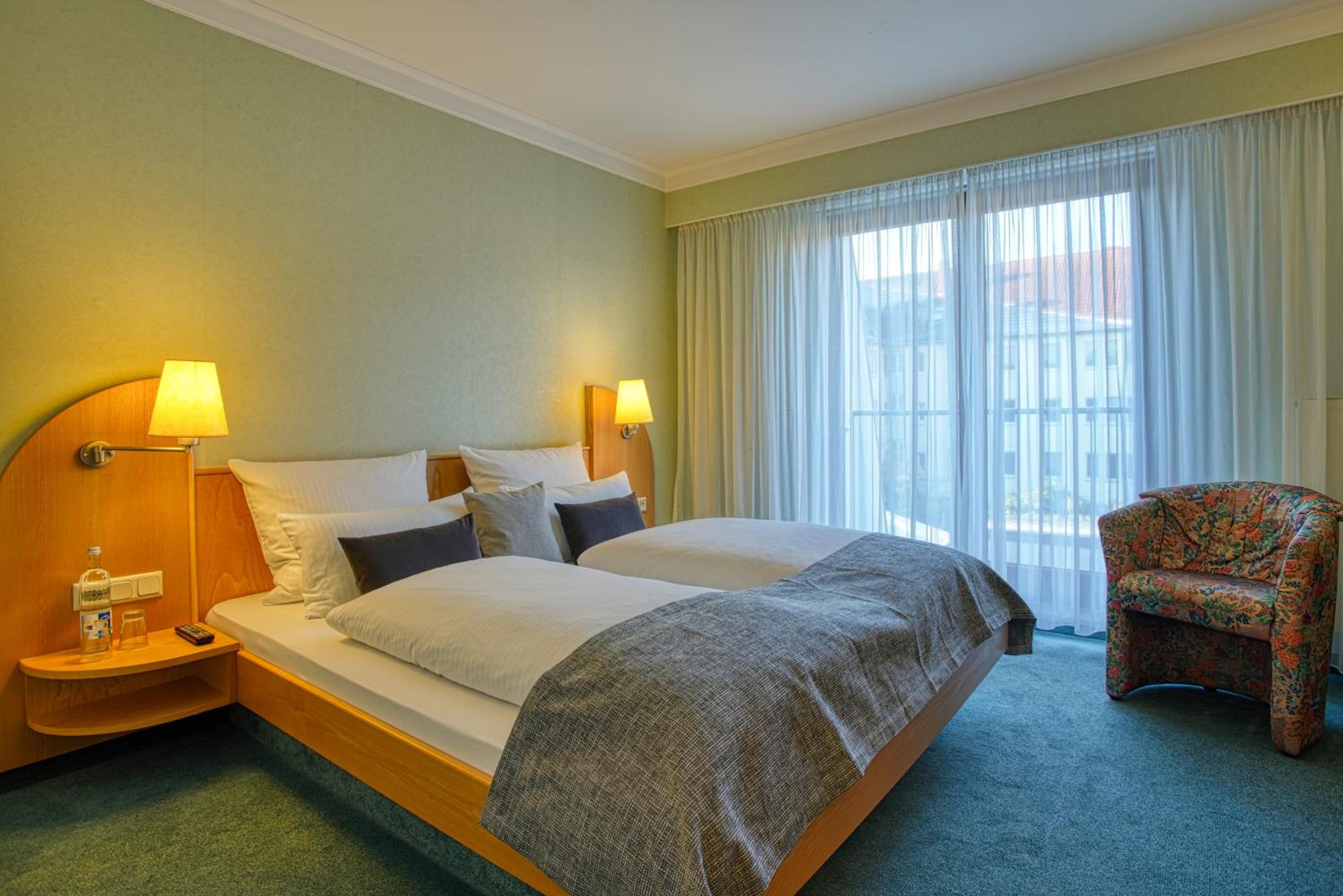 Deluxe Double Room with Bath - Photo 4