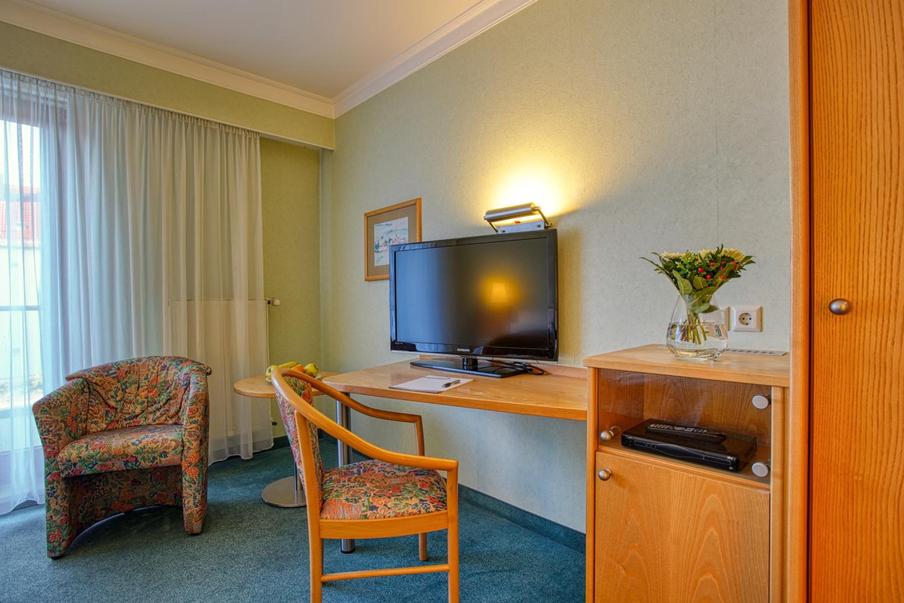 Deluxe Double Room with Bath - Photo 1