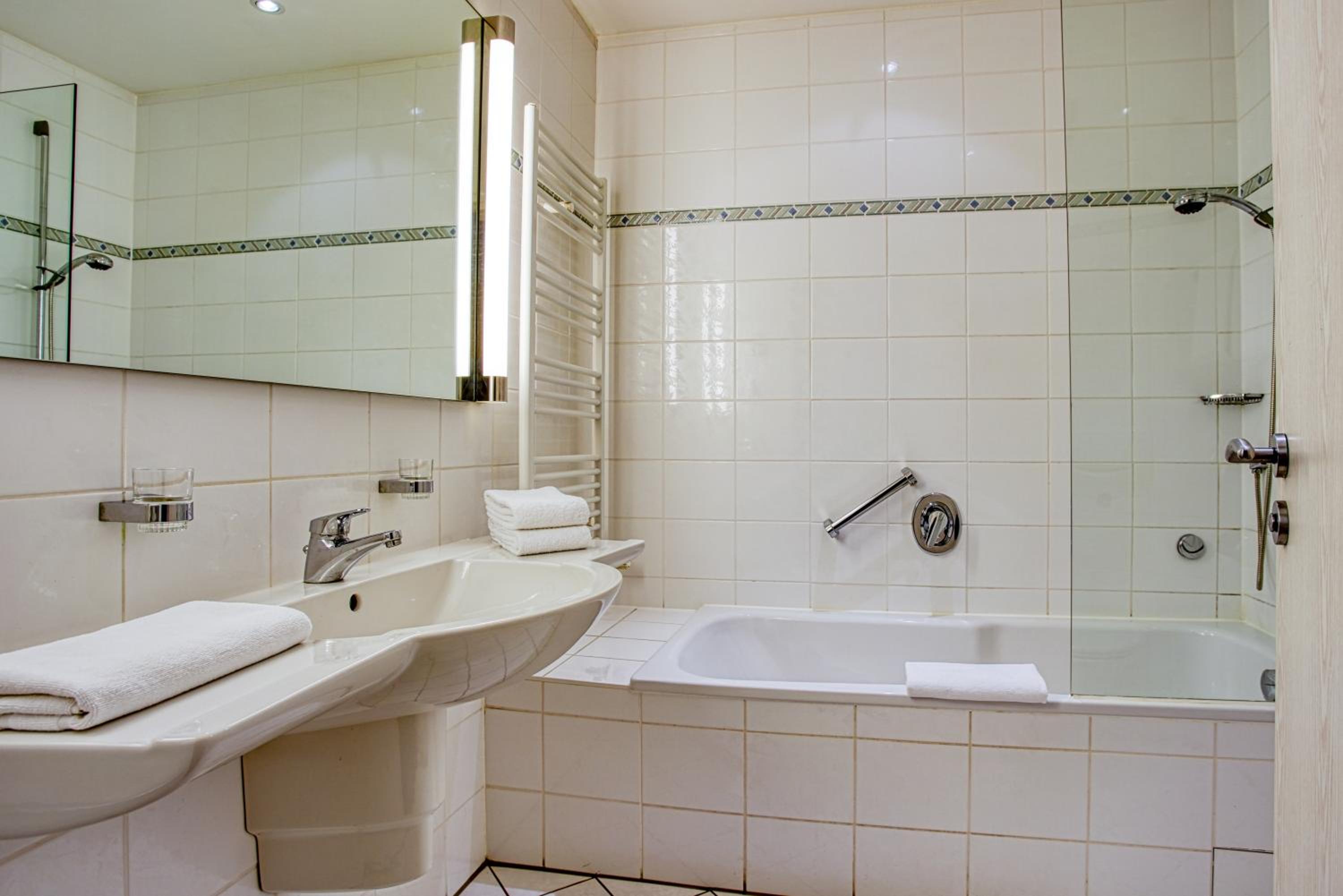 Deluxe Double Room with Bath - Photo 2