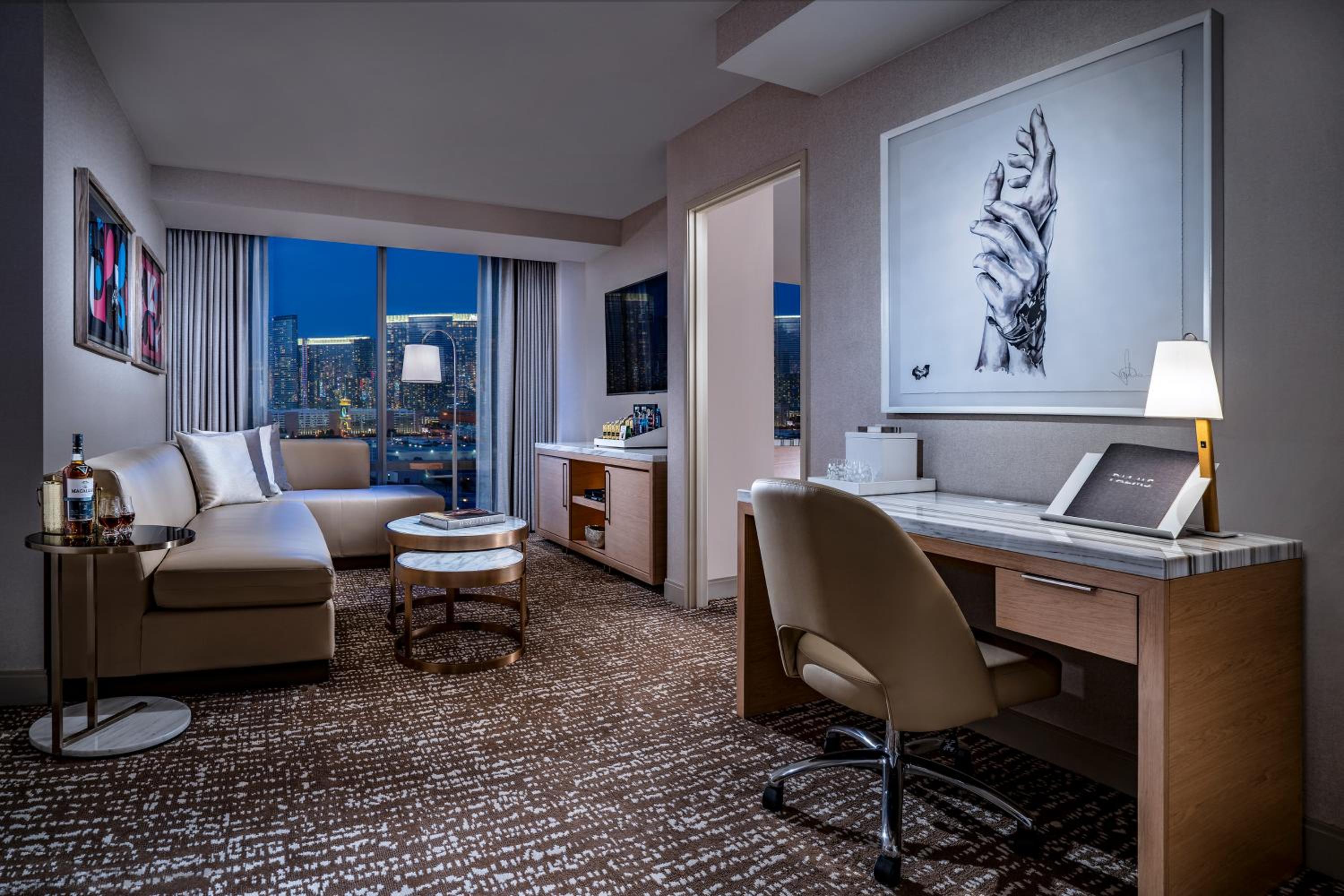 Salon Corner View Suite