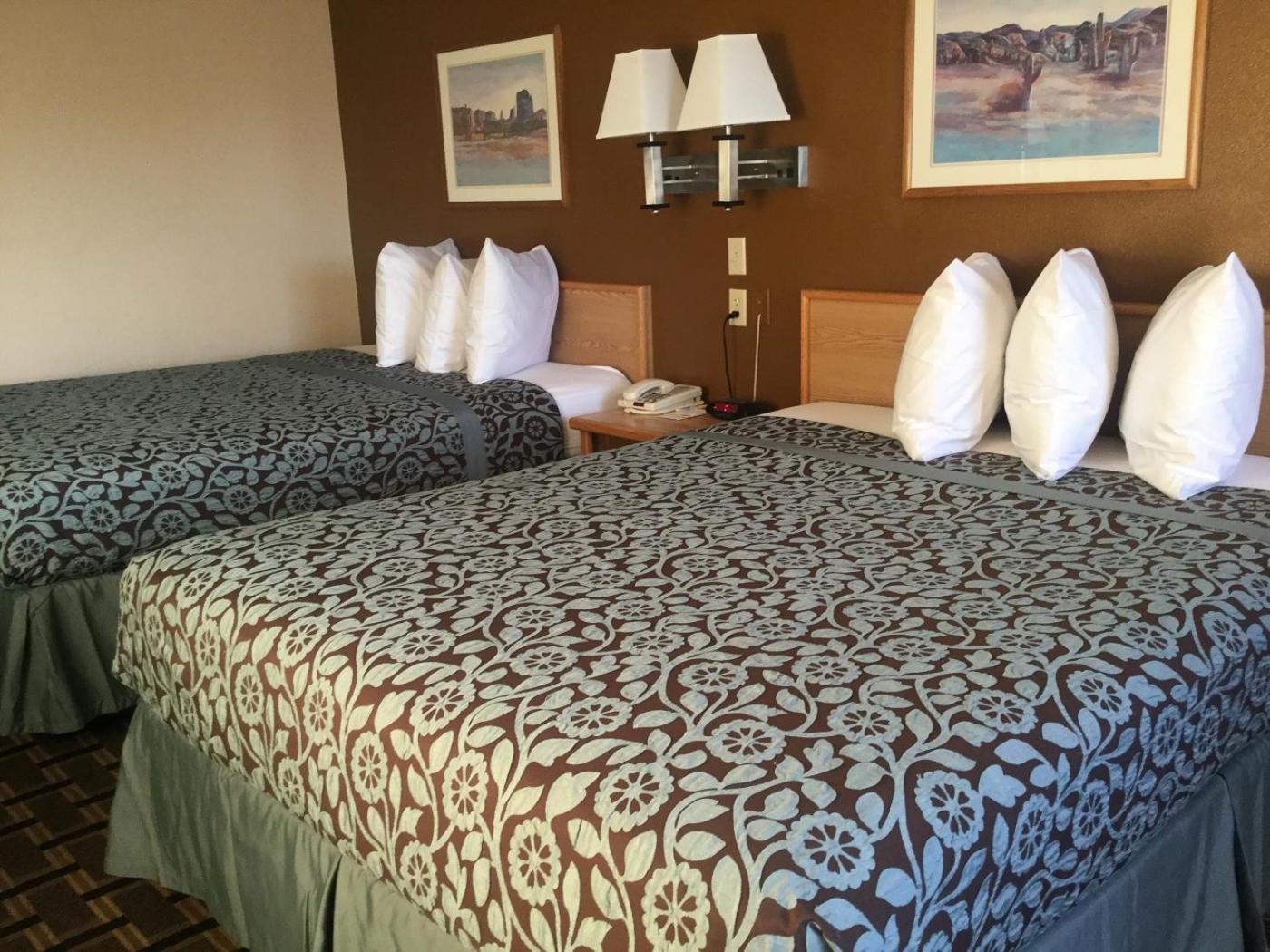 Queen Room with Two Queen Beds - Non-Smoking - Photo 4