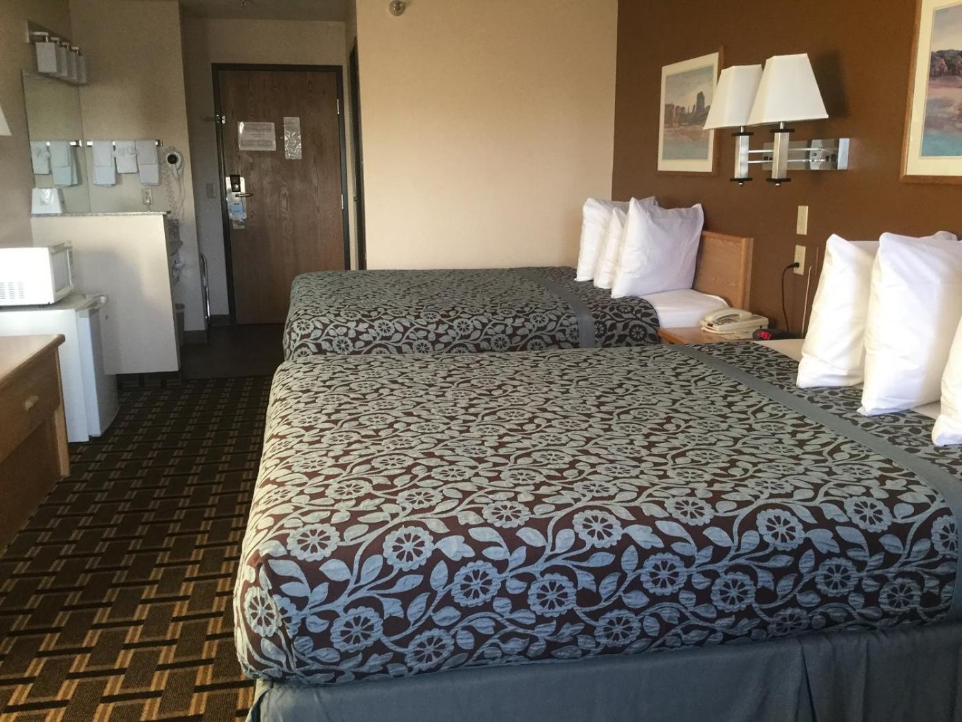 Queen Room with Two Queen Beds - Non-Smoking - Photo 5