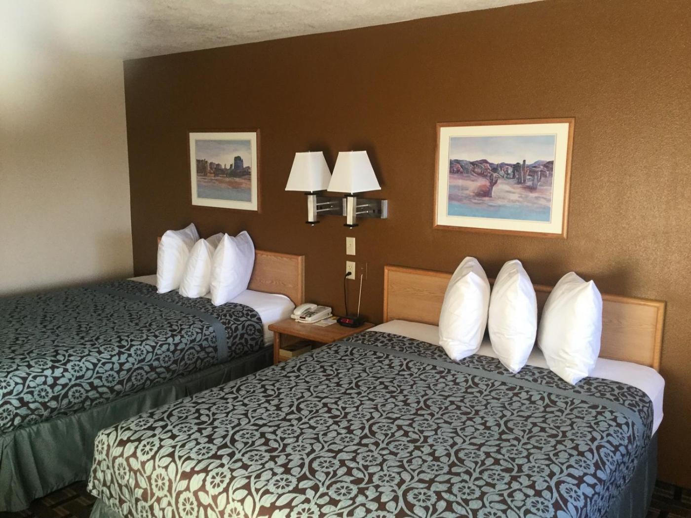 Queen Room with Two Queen Beds - Non-Smoking - Photo 3