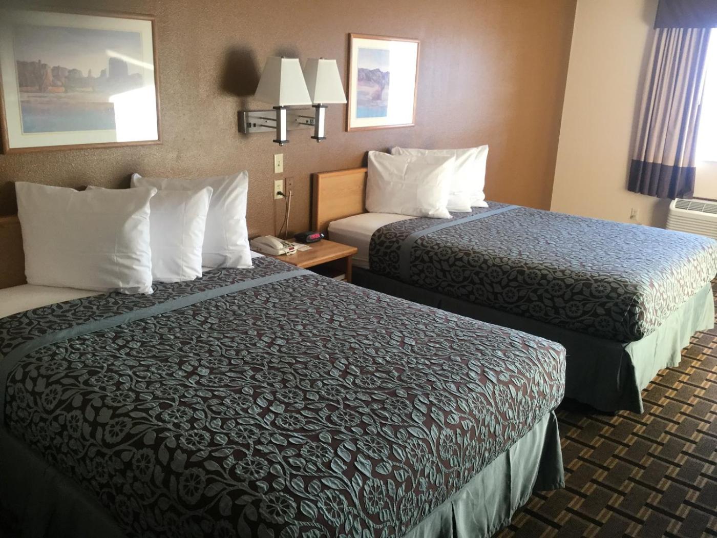 Queen Room with Two Queen Beds - Non-Smoking - Photo 2