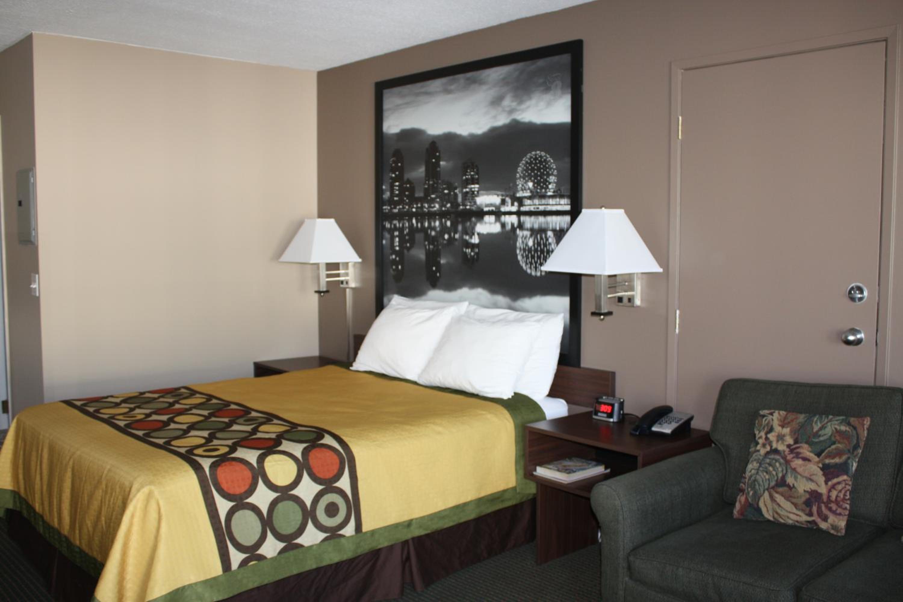 Queen Room - Non-Smoking - Photo 1