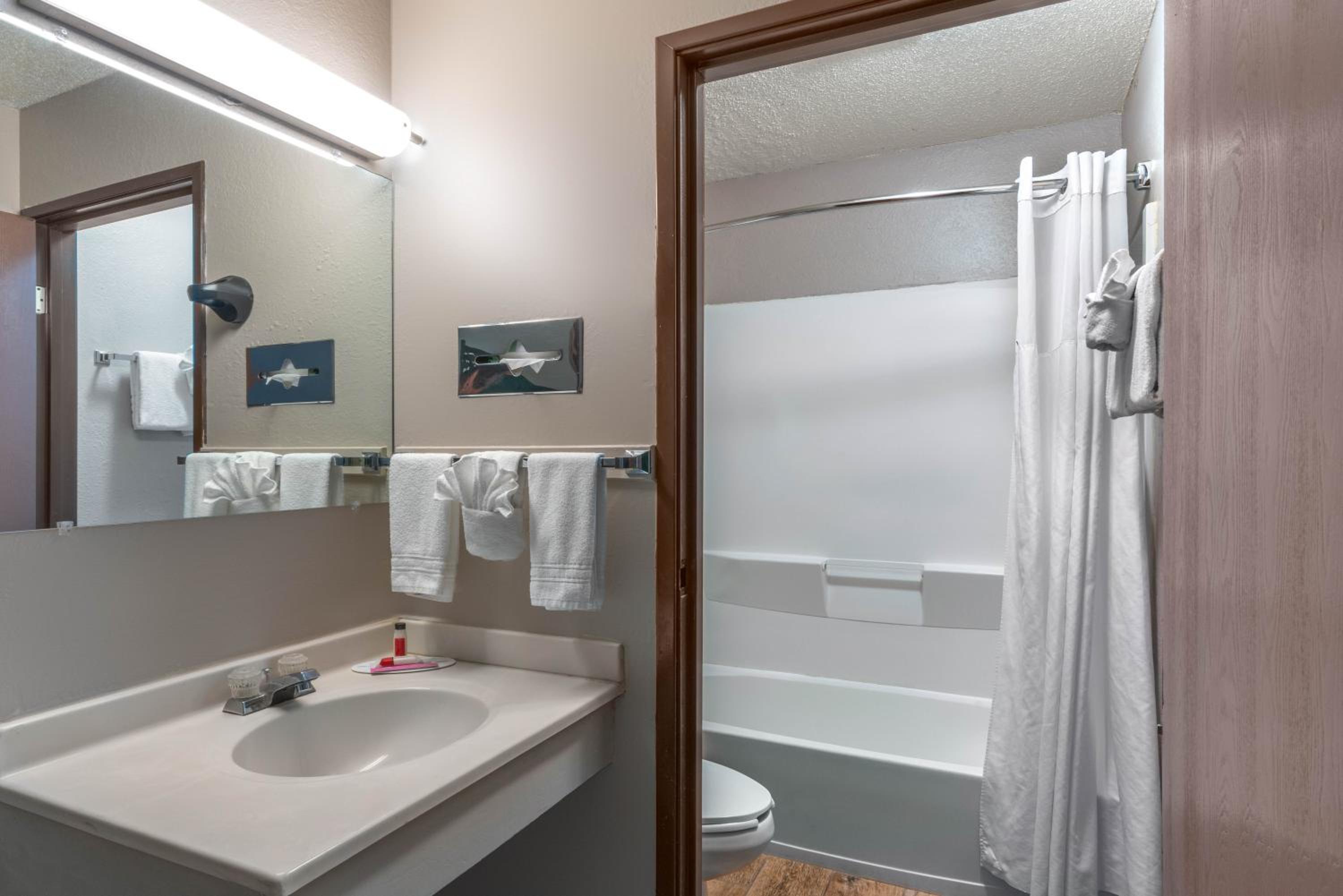 Queen Room with Two Queen Beds - Photo 12