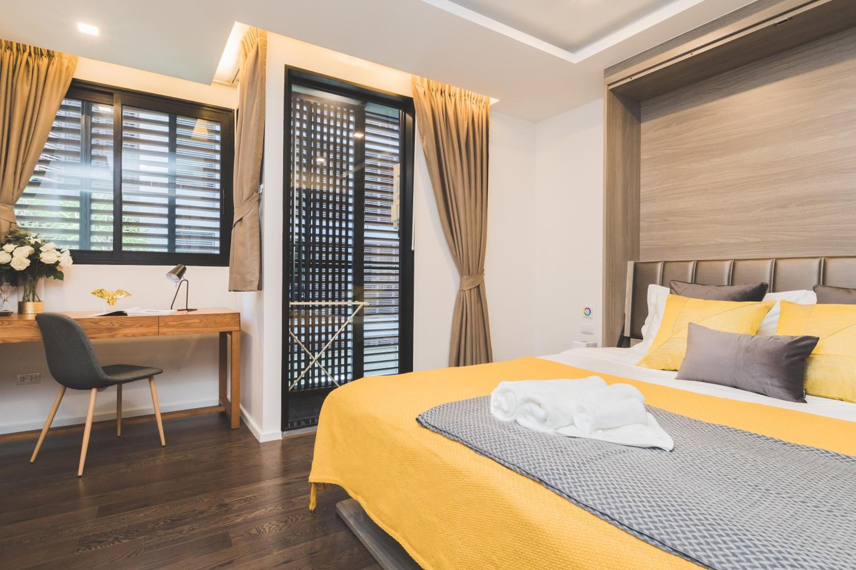 One-Bedroom Suite with Bath Tub photo 1