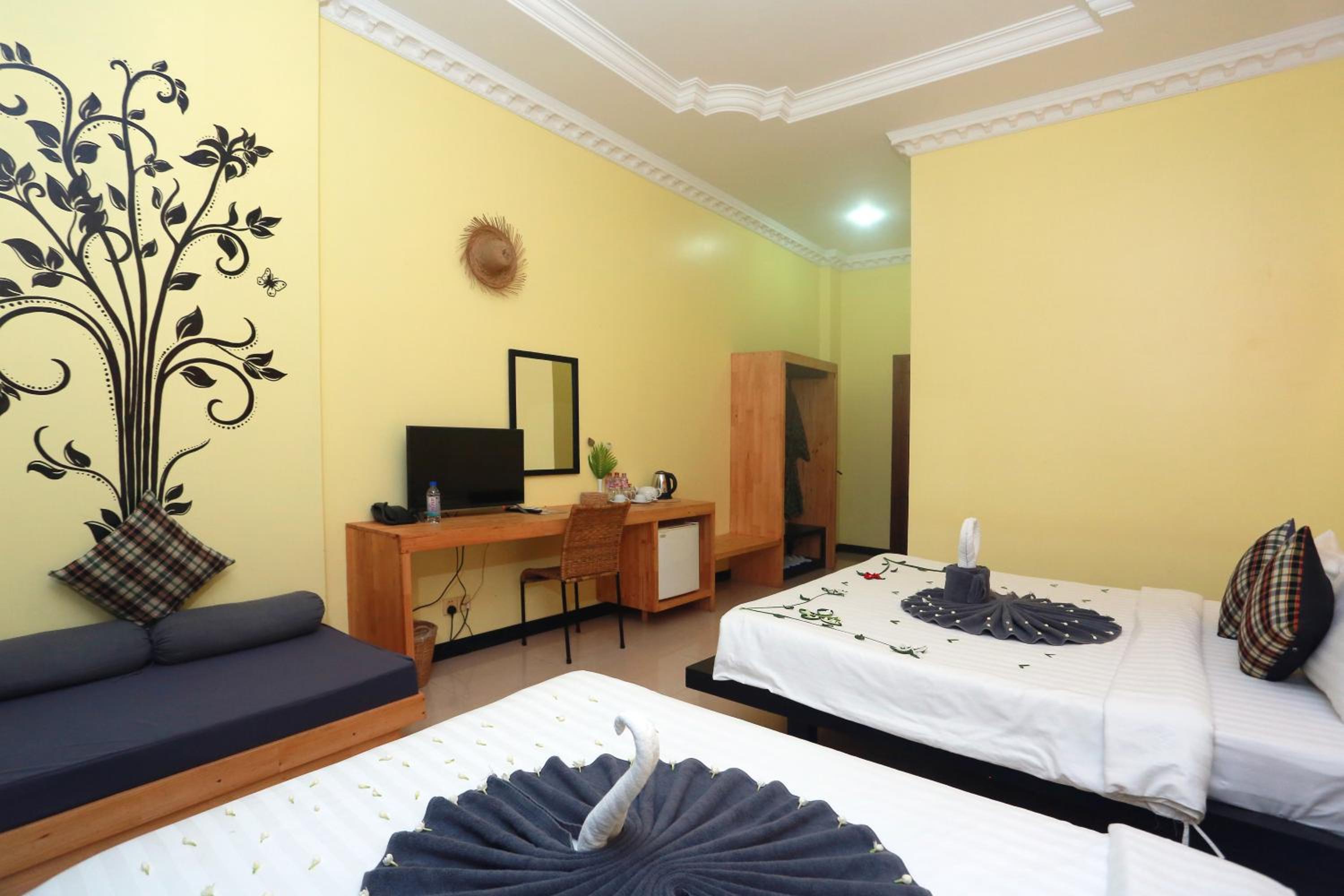 Deluxe Family Room with Balcony @ Free Pickup - Photo 11