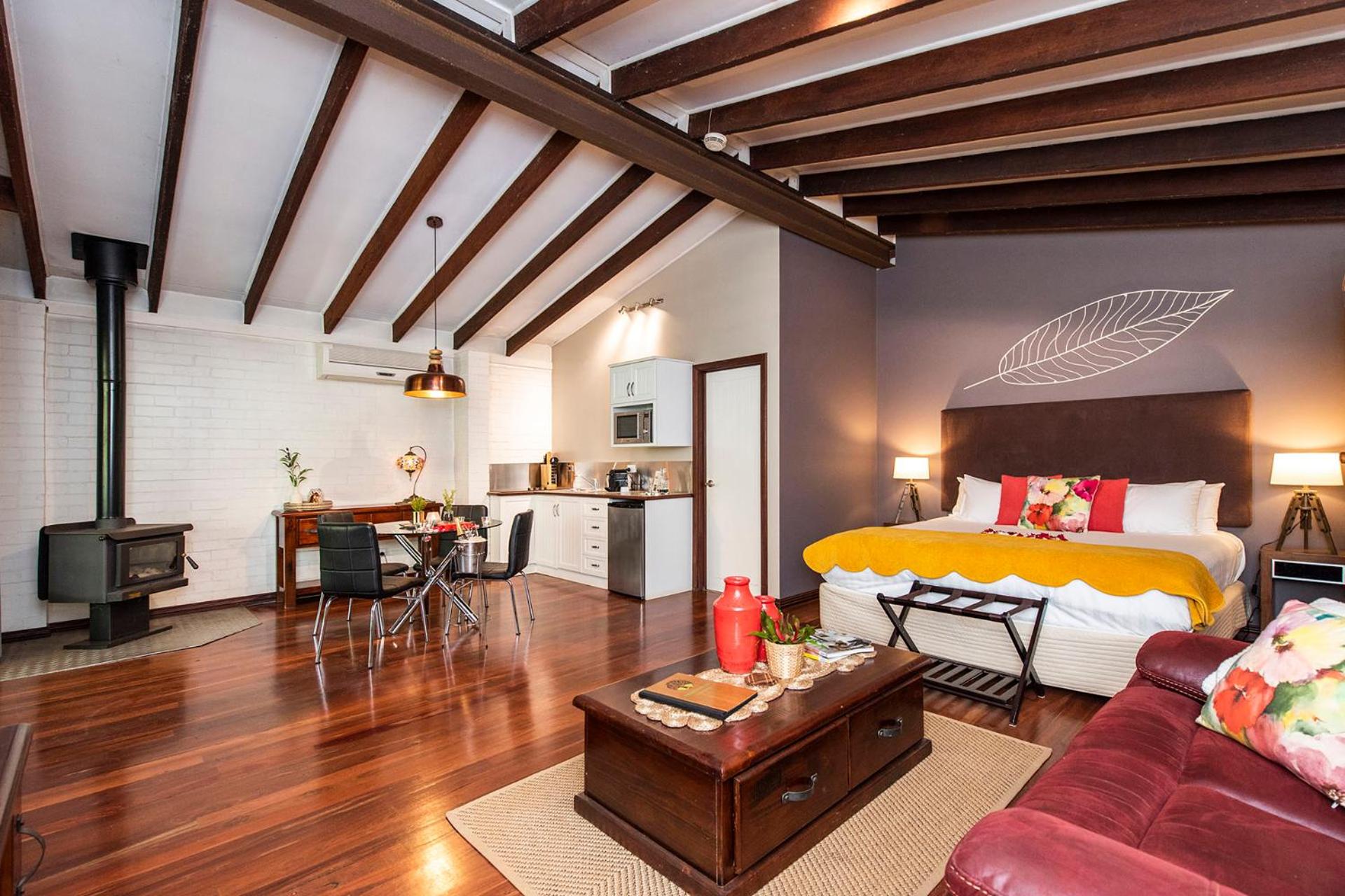 Deluxe King Suite photo 1