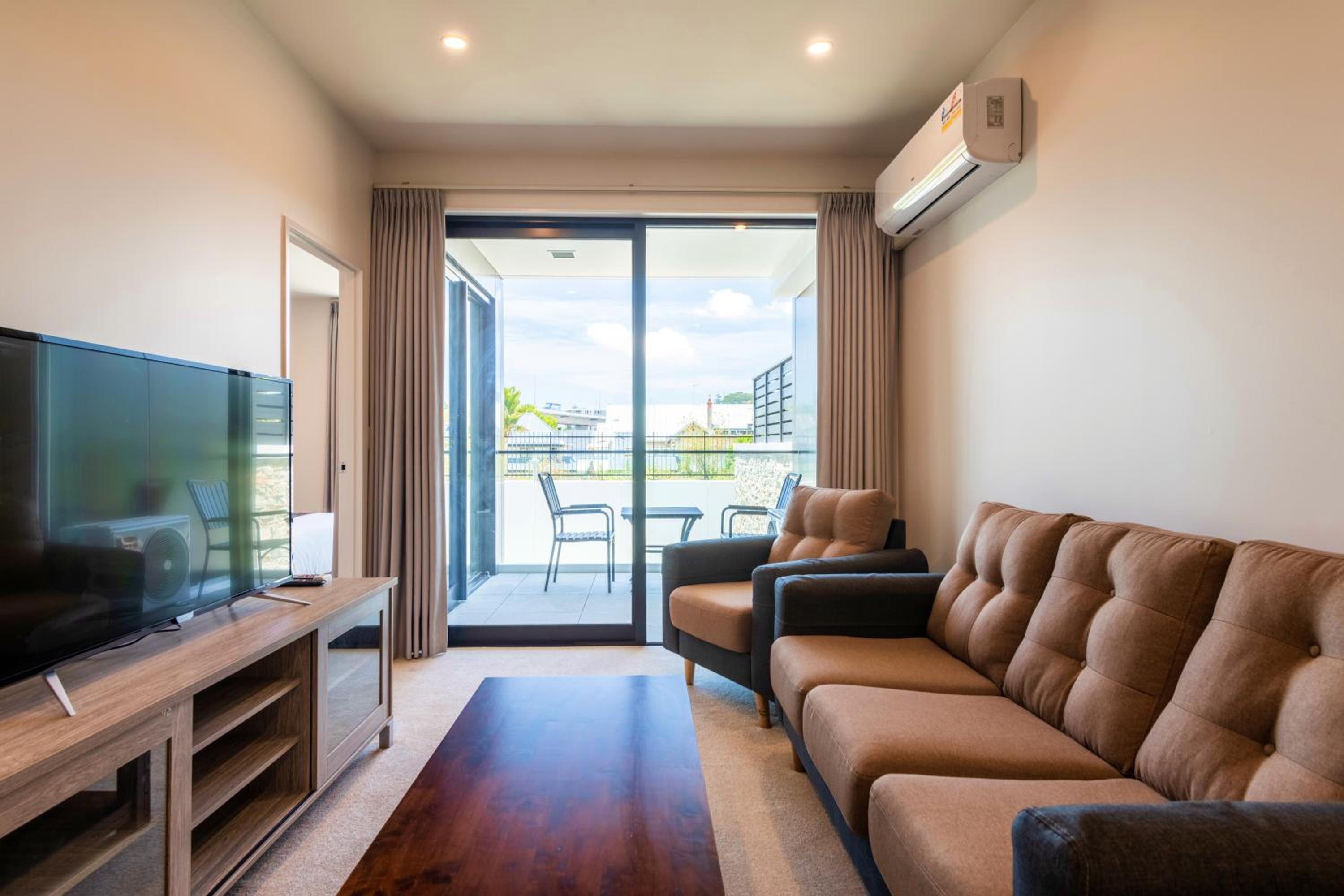 Standard Two Bedroom Suite with a free secure parking - Photo 2