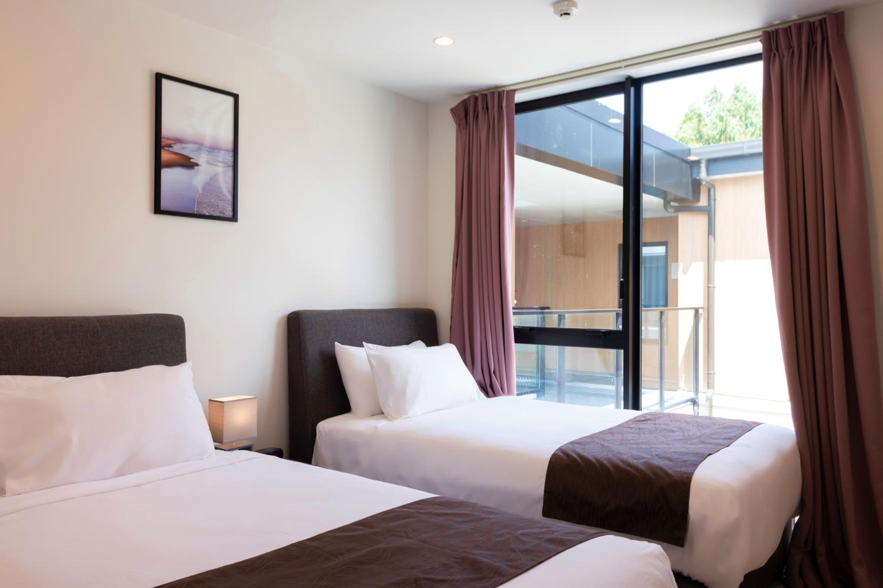 Premier Two Bedroom Suite with a free secure parking - Photo 7