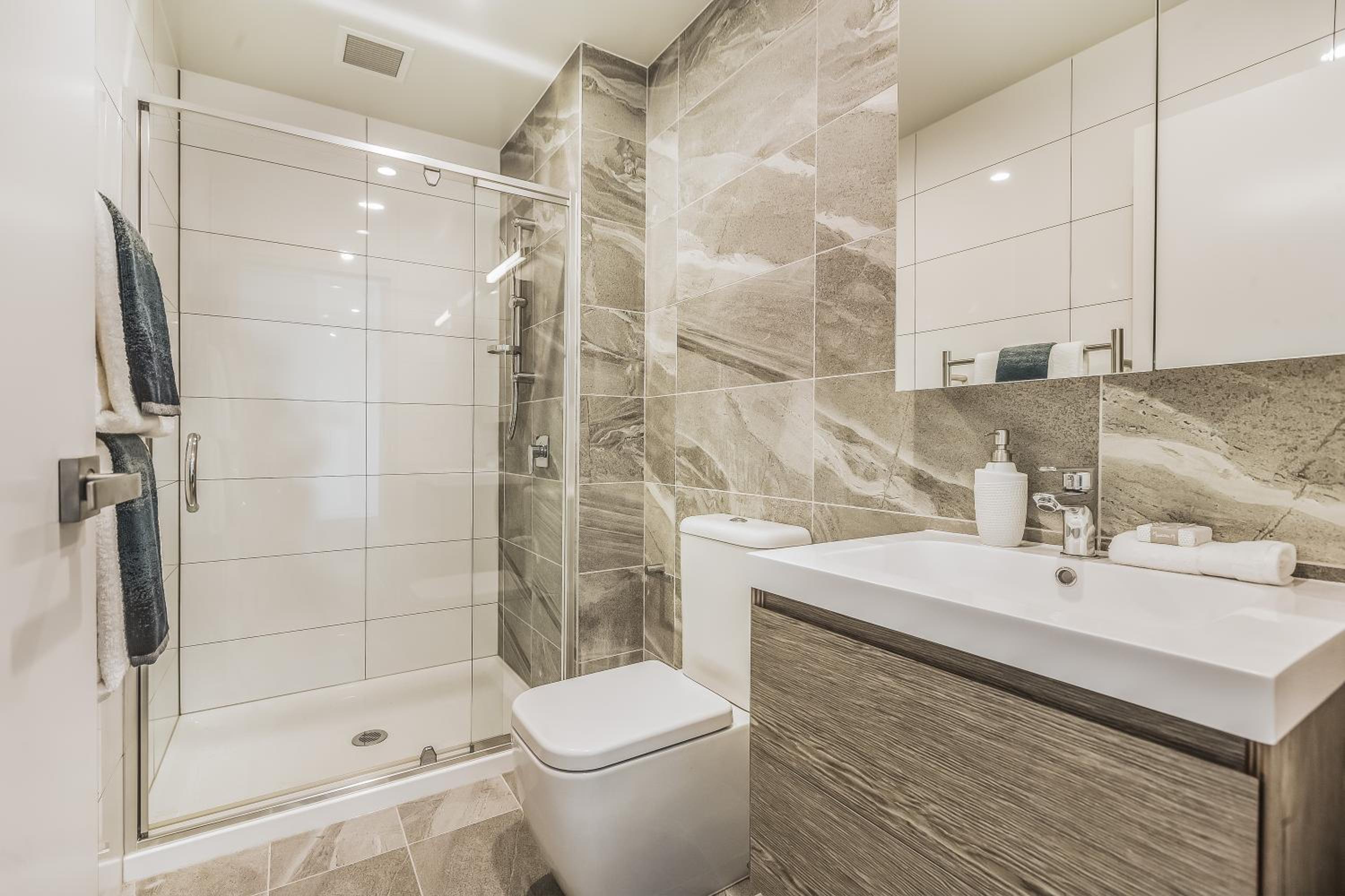 Premier Two Bedroom Suite with a free secure parking - Photo 11