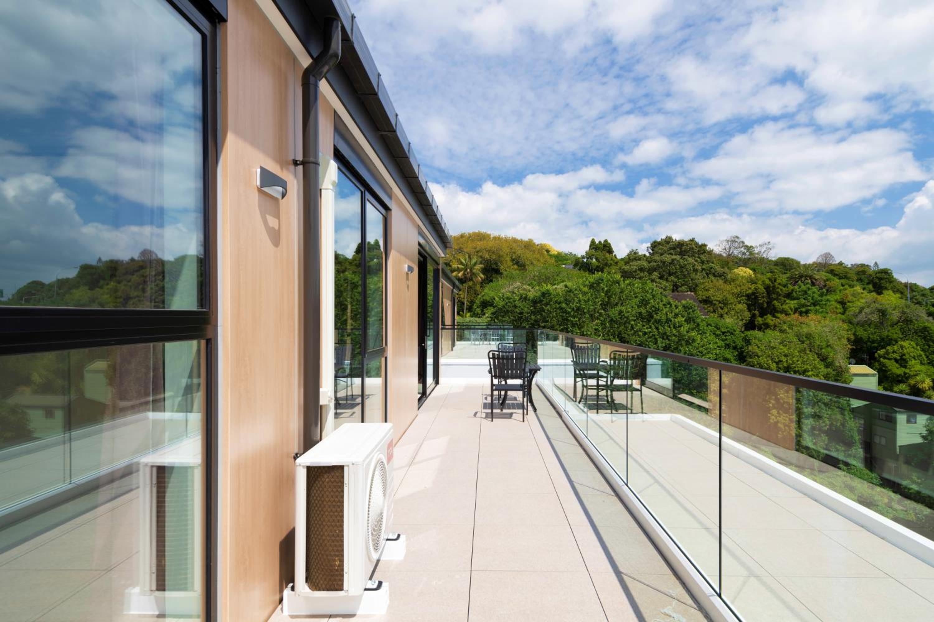 Premier Two Bedroom Suite with a free secure parking - Photo 9
