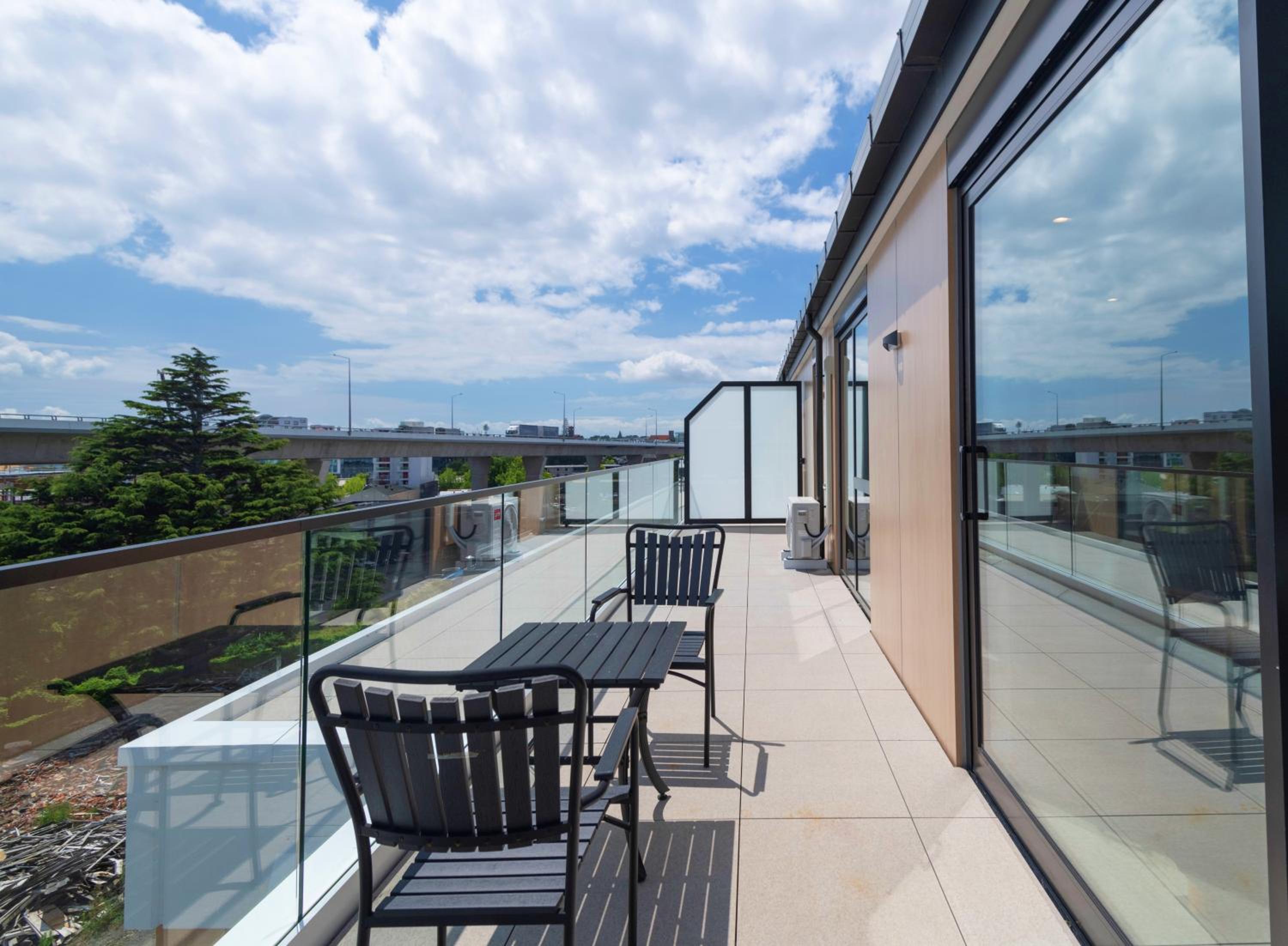 Premier Two Bedroom Suite with a free secure parking - Photo 8