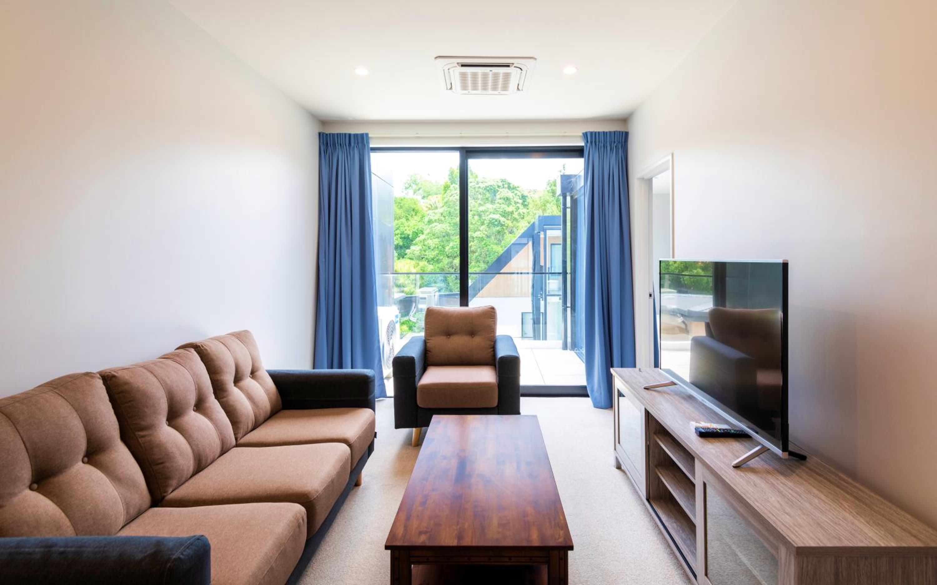 Deluxe Two-Bedroom Suite with Free Secured Parking - Photo 4