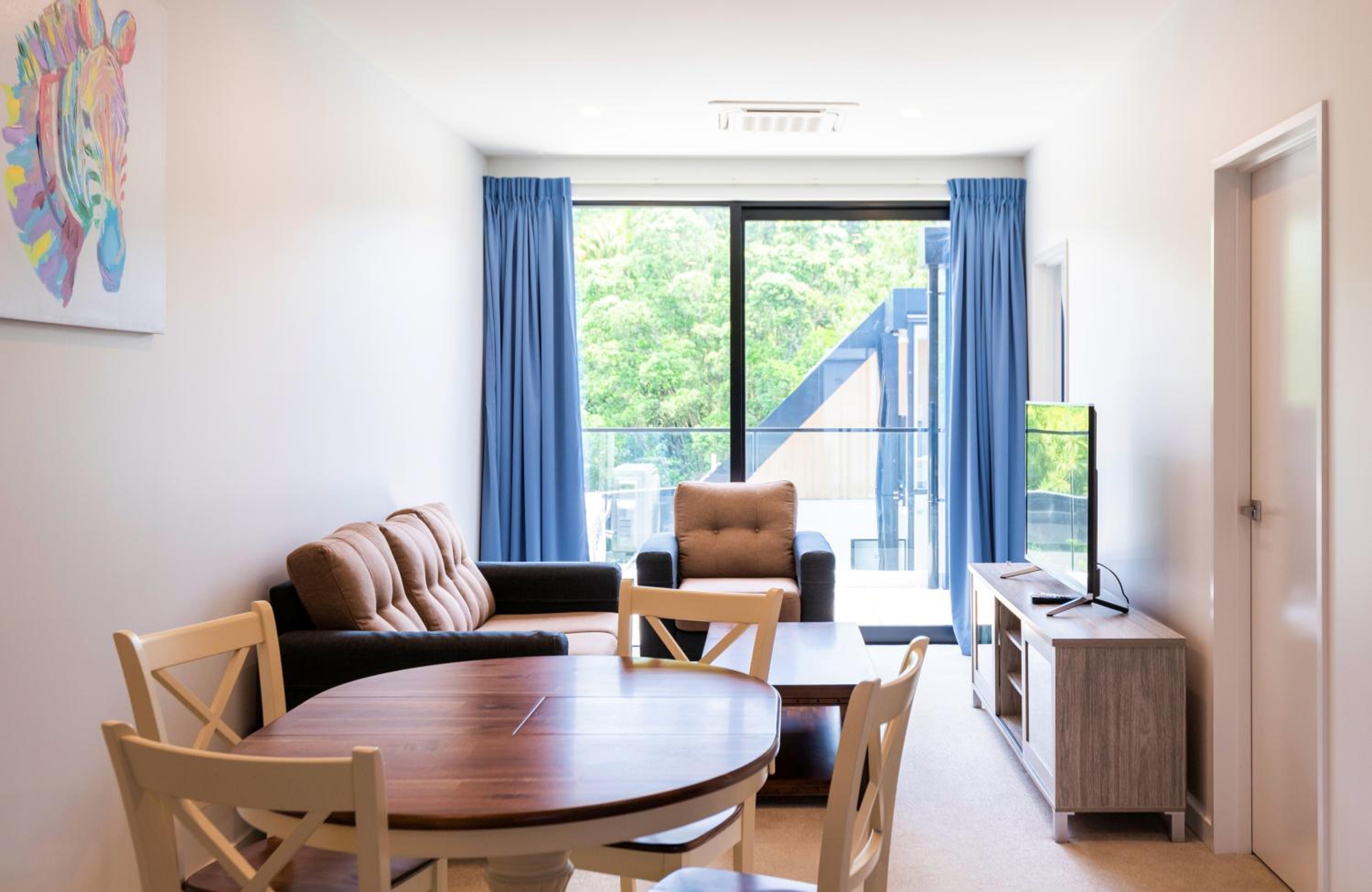 Deluxe Two-Bedroom Suite with Free Secured Parking - Photo 5