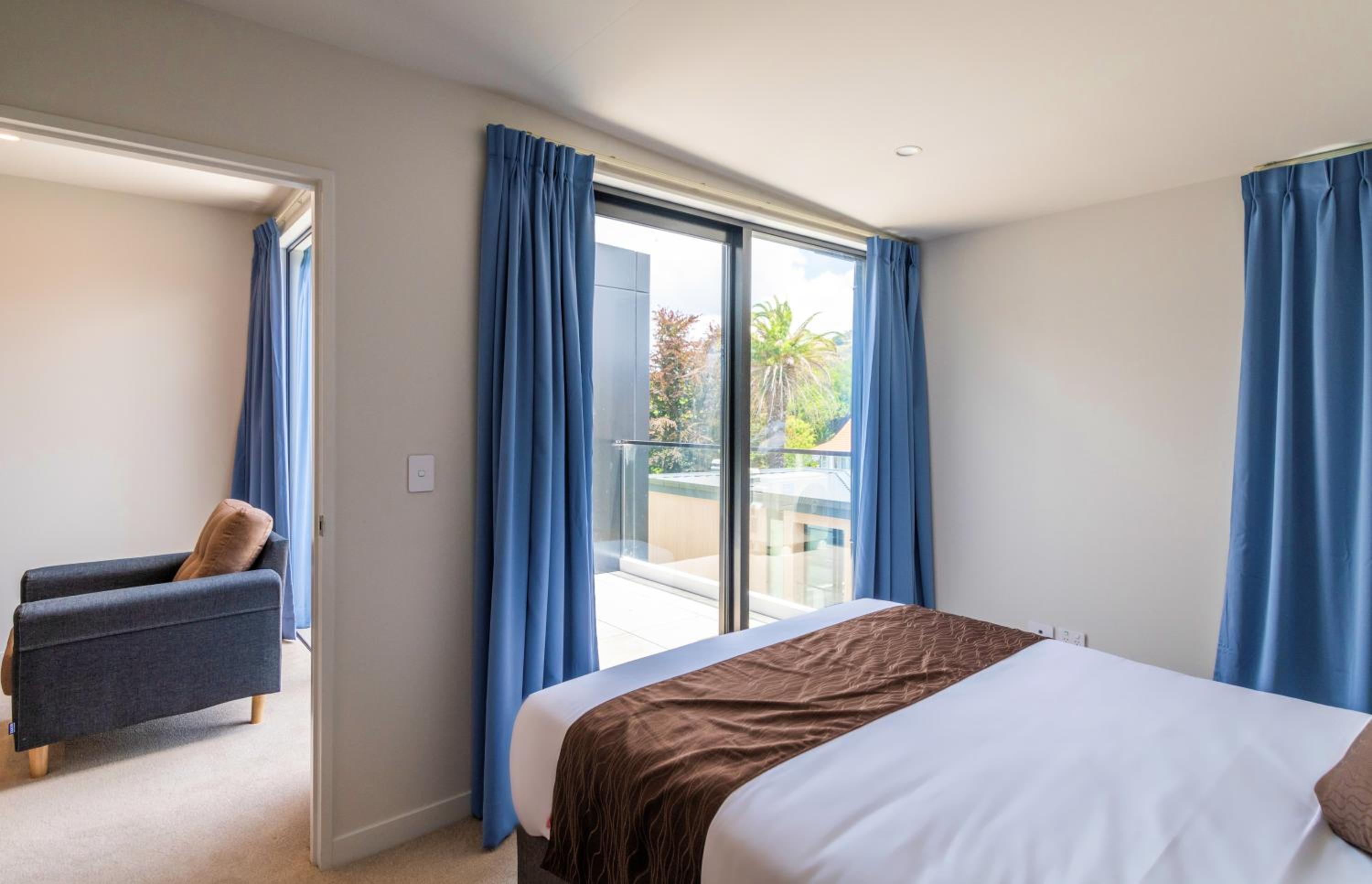 Deluxe Two-Bedroom Suite with Free Secured Parking - Photo 2
