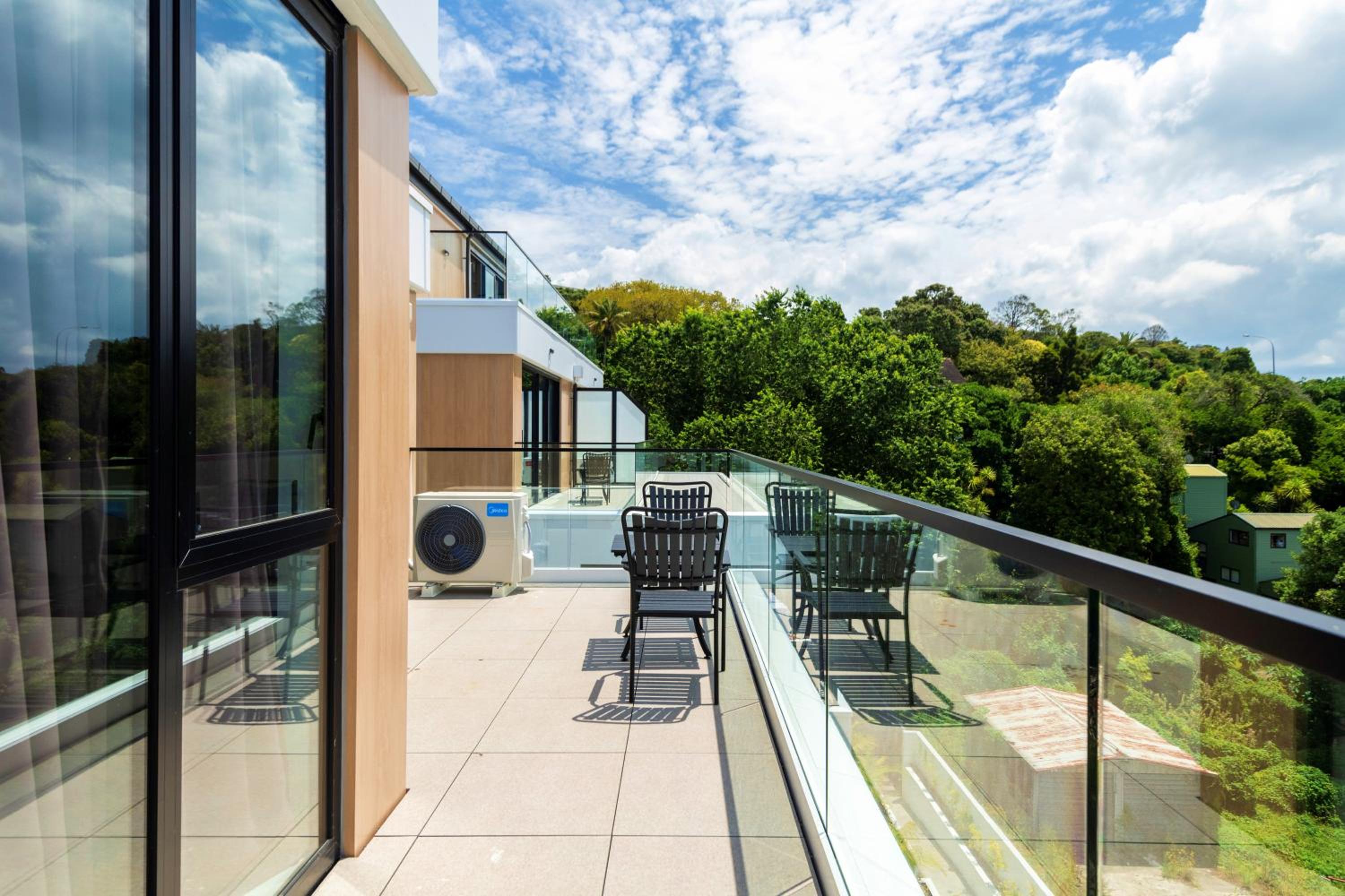 Deluxe Two-Bedroom Suite with Free Secured Parking - Photo 7