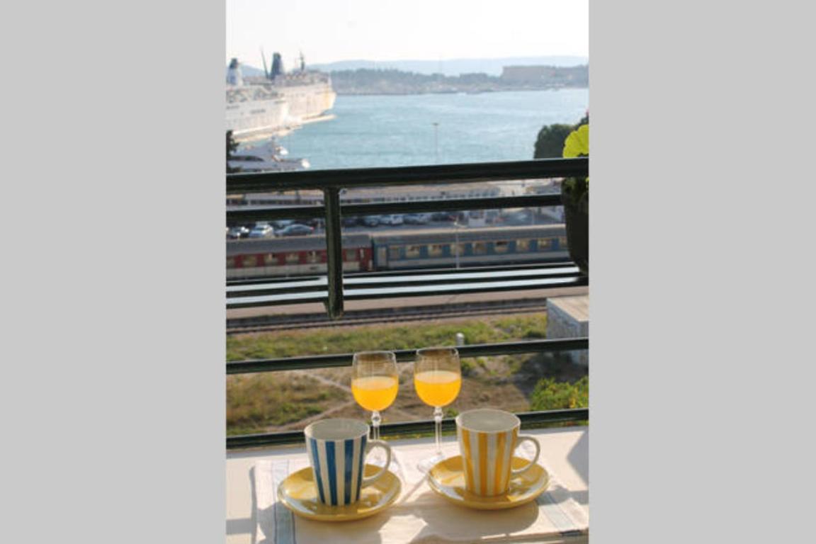 Room with View and Small Terrace (No Kitchen) - Photo 3