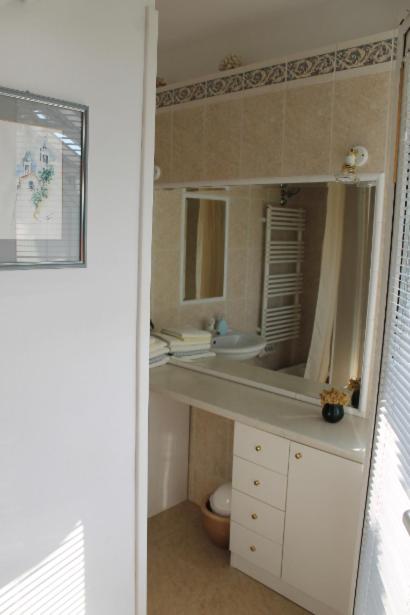 Room with View and Small Terrace (No Kitchen) - Photo 17