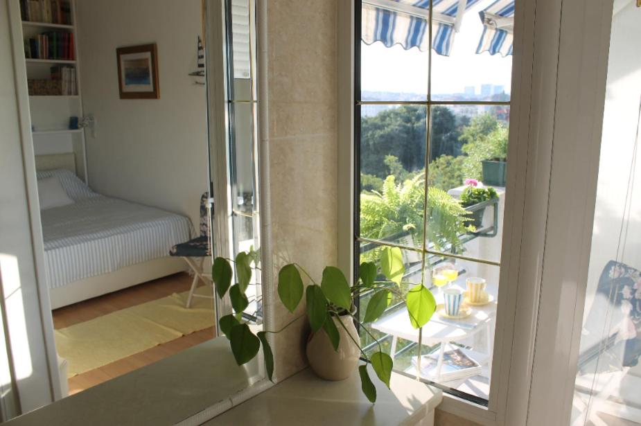 Room with View and Small Terrace (No Kitchen) - Photo 1