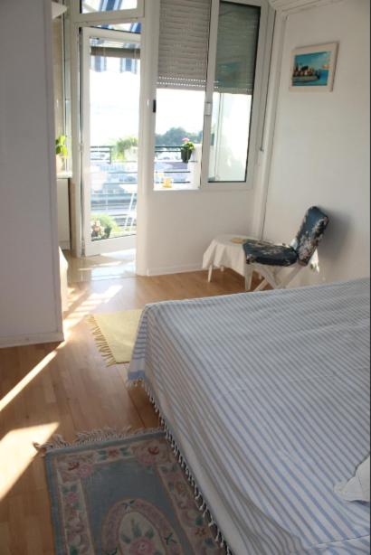 Room with View and Small Terrace (No Kitchen) - Photo 7