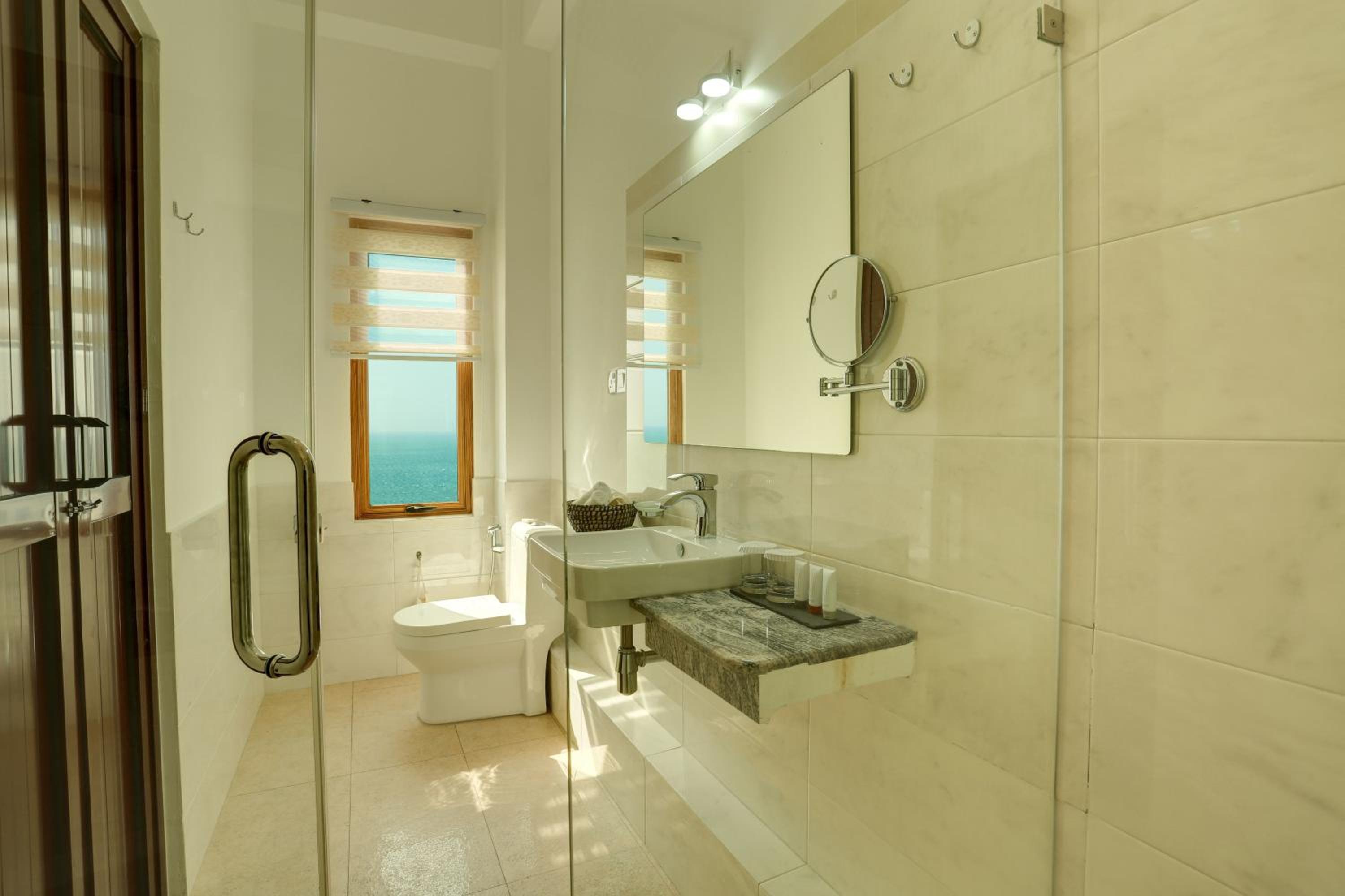 Superior King Room with Ocean View photo 2
