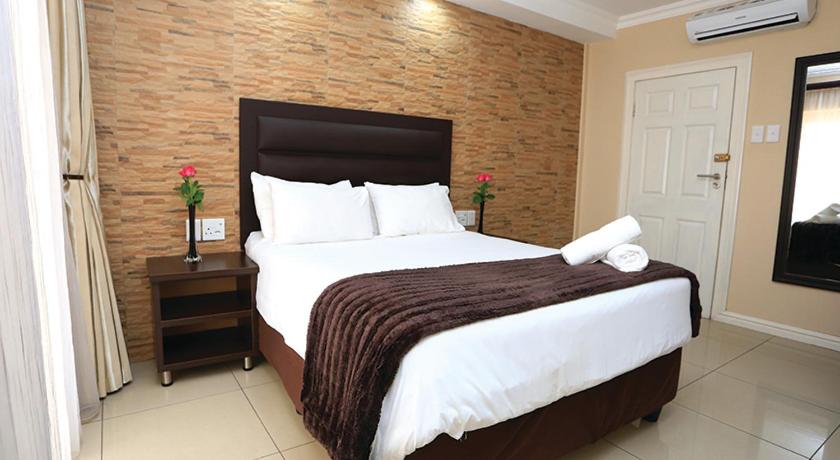 Large Double Room - Photo 5