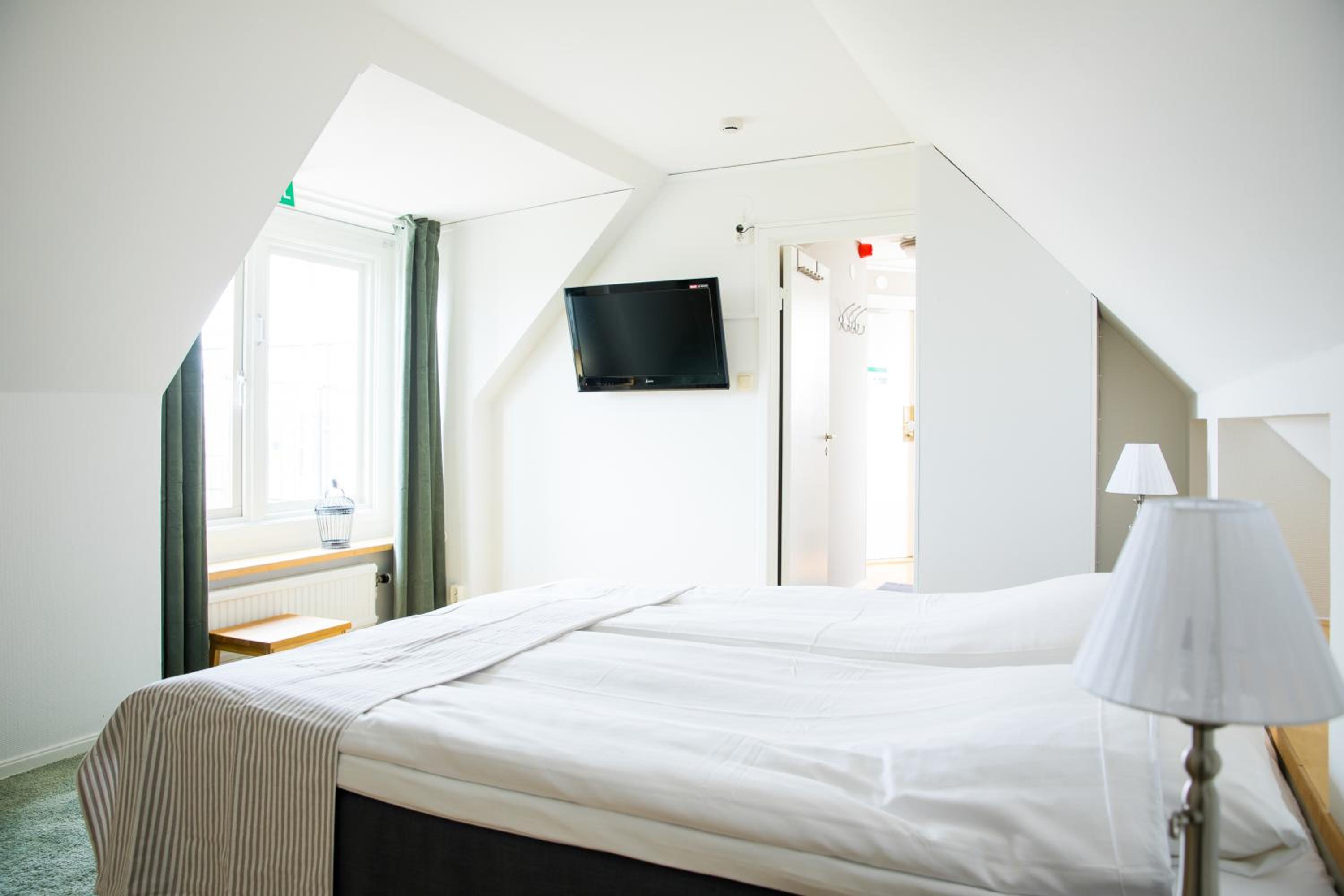 Double or Twin Room with Balcony - Photo 14