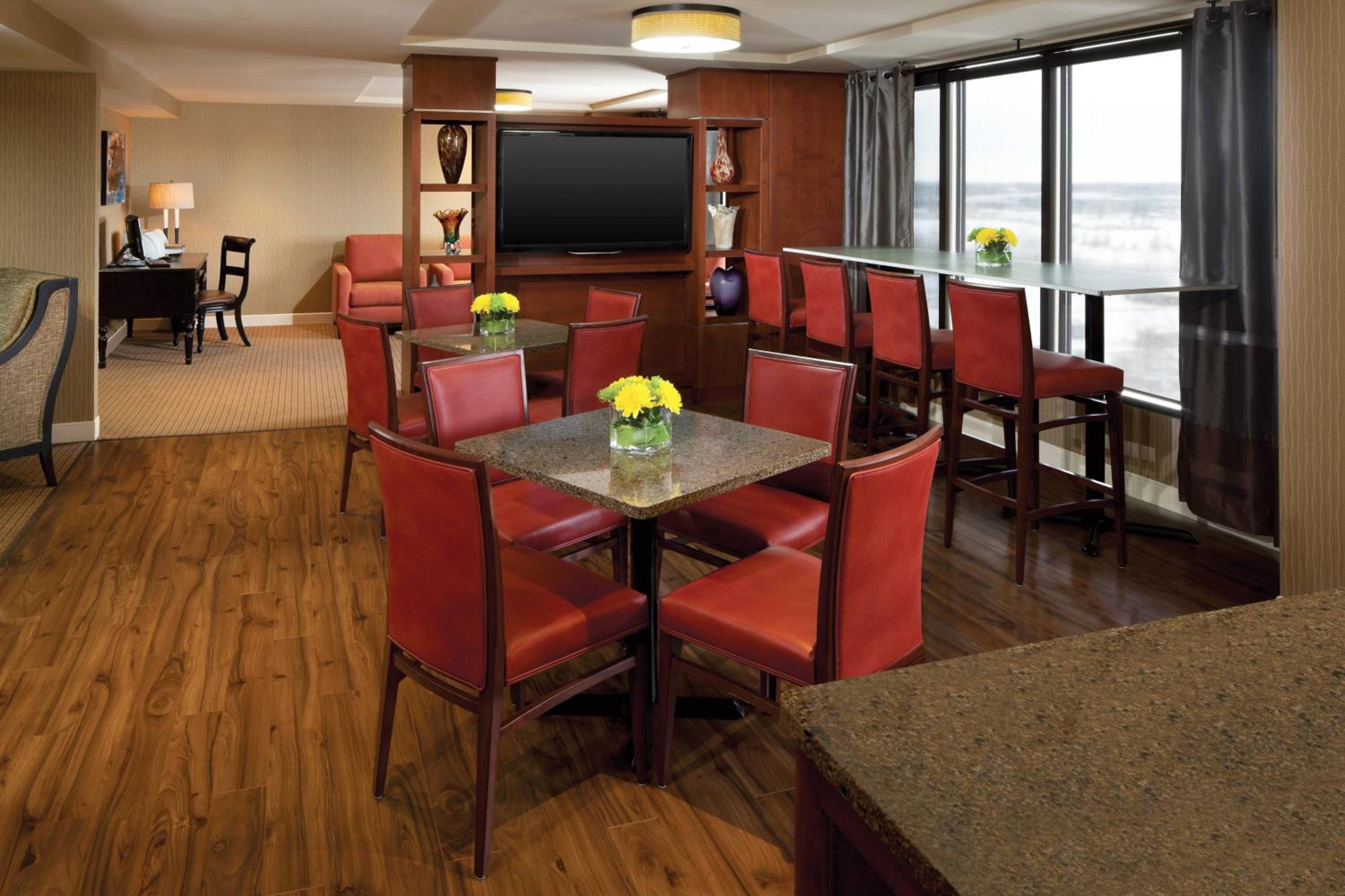 Club Level King Bed - Photo 5