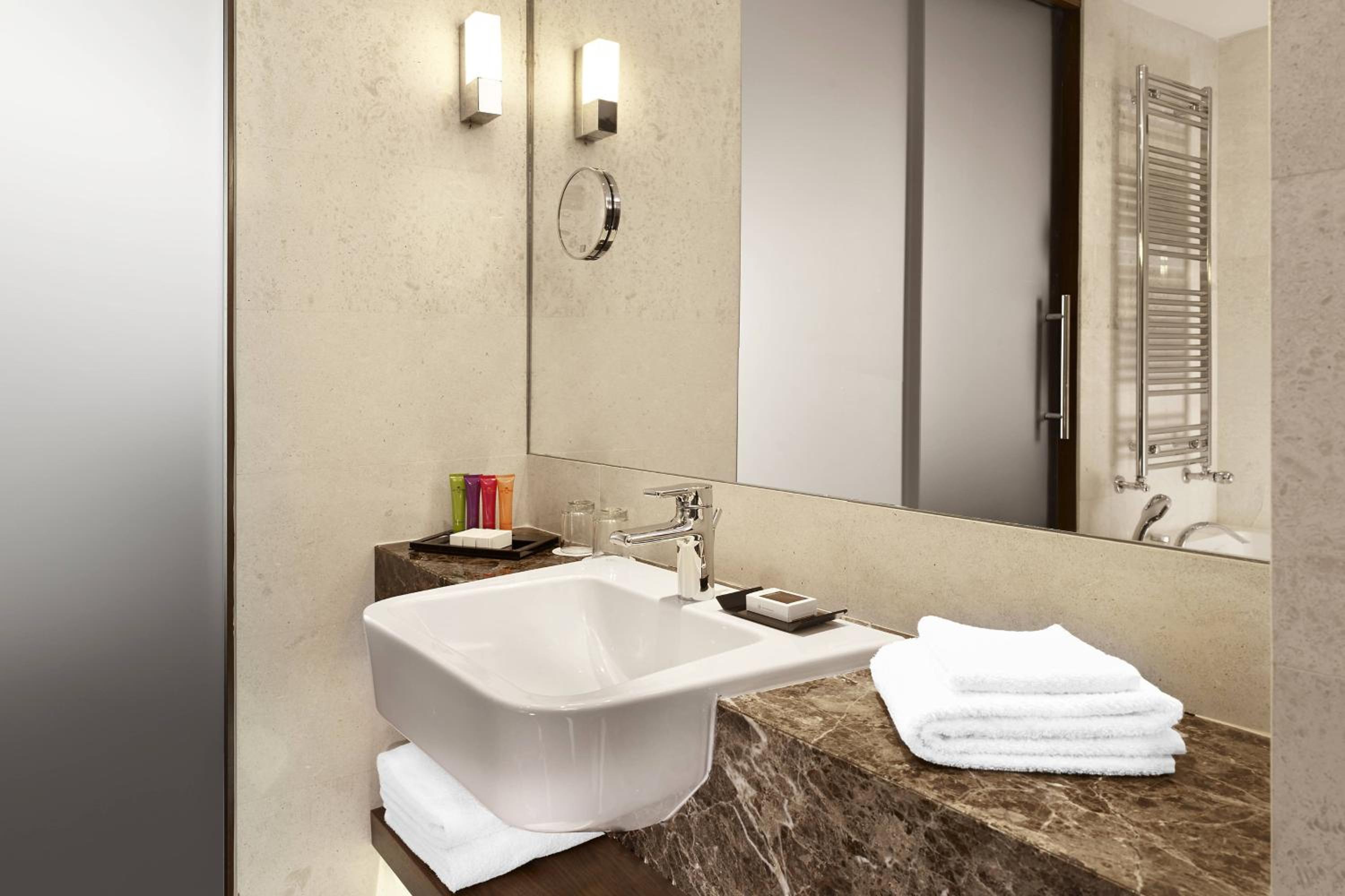 Deluxe King Room, Guest room, 1 King - Photo 6