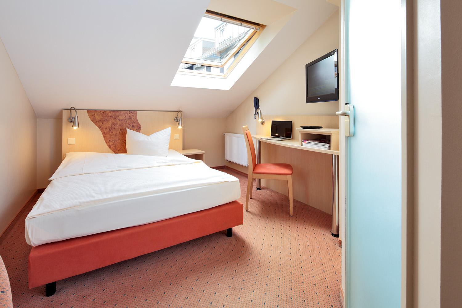 Standard Single Room / Queen Size Bed