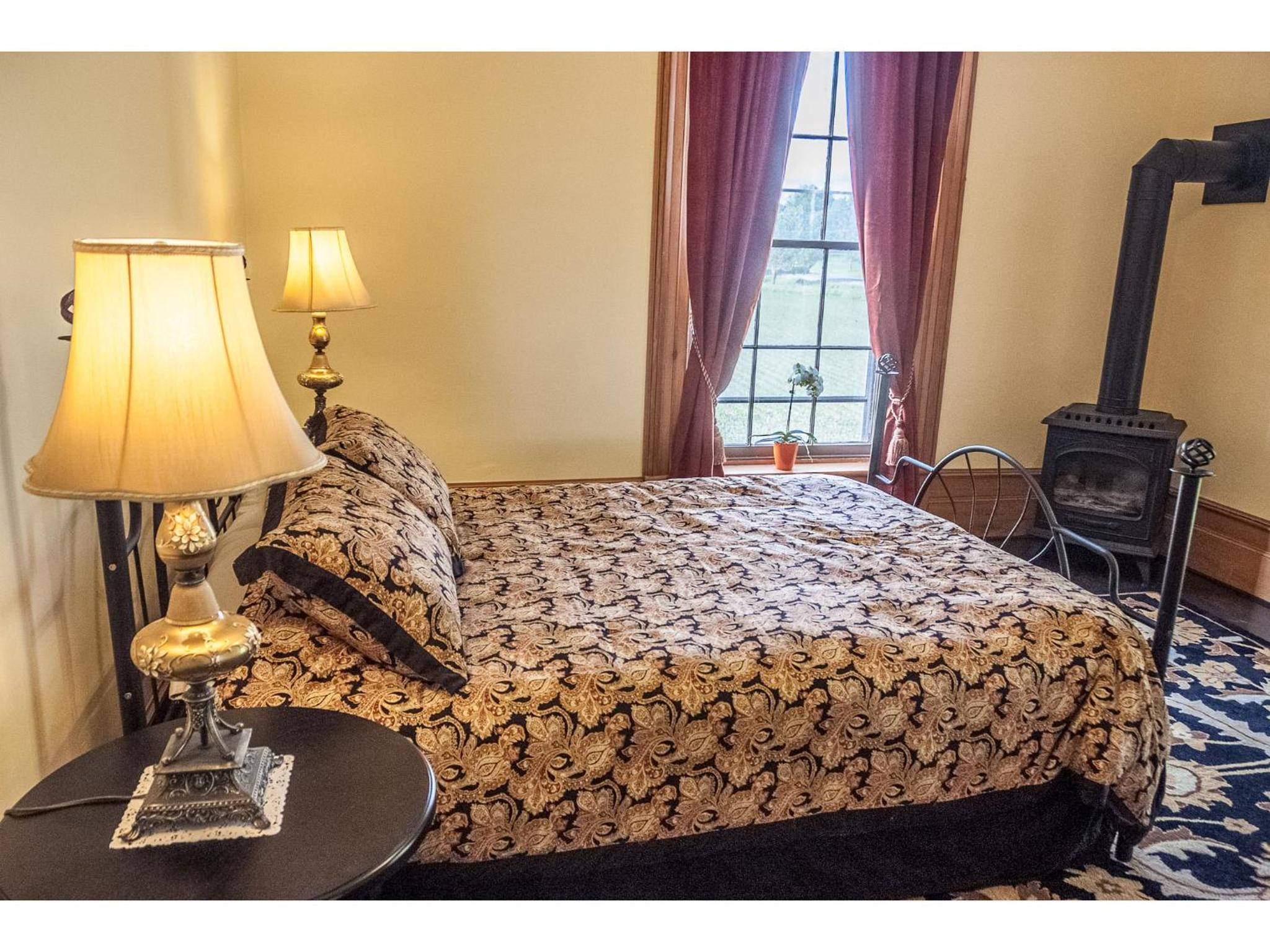 Queen Room photo 1