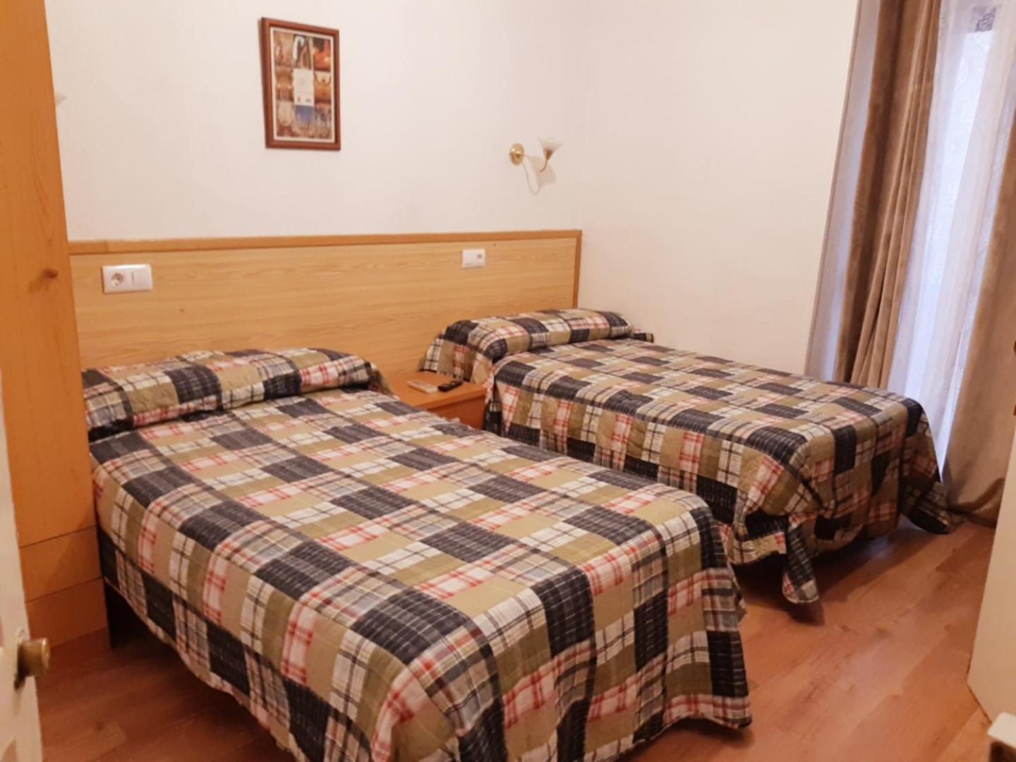 Twin Room with Private Bathroom - Photo 3