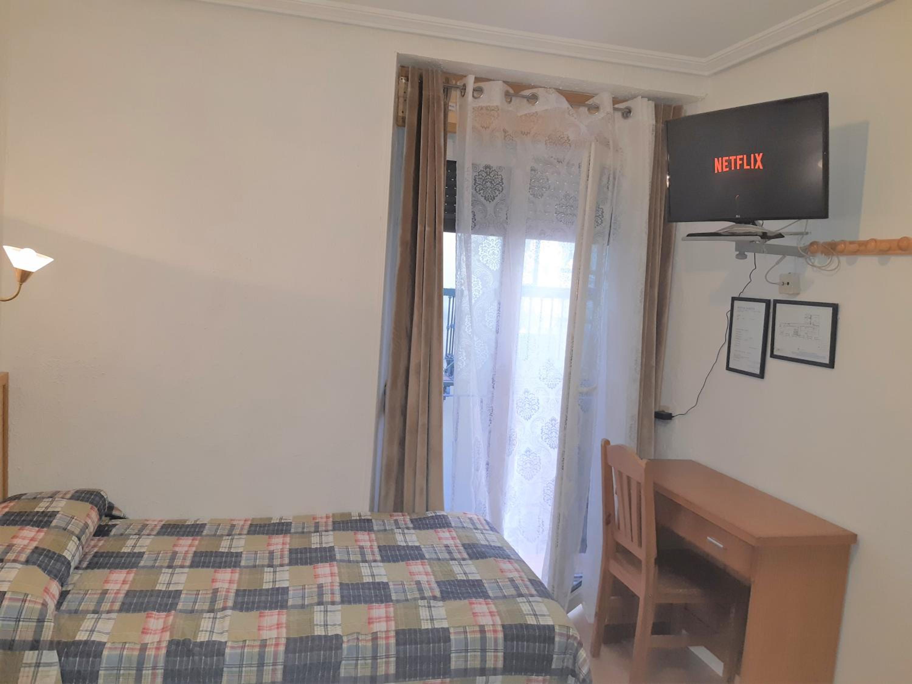 Twin Room with Private Bathroom - Photo 4