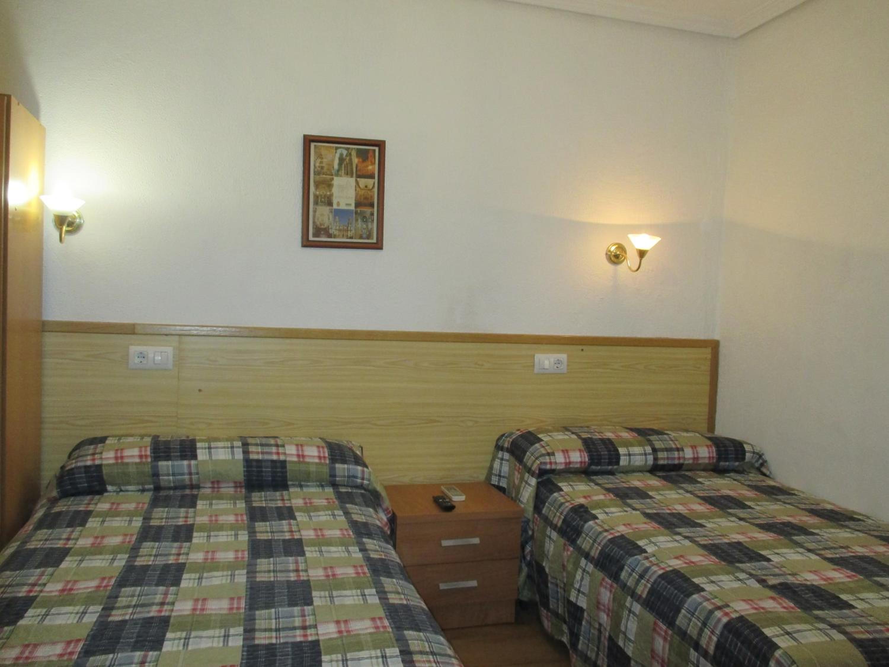 Twin Room with Private Bathroom - Photo 2