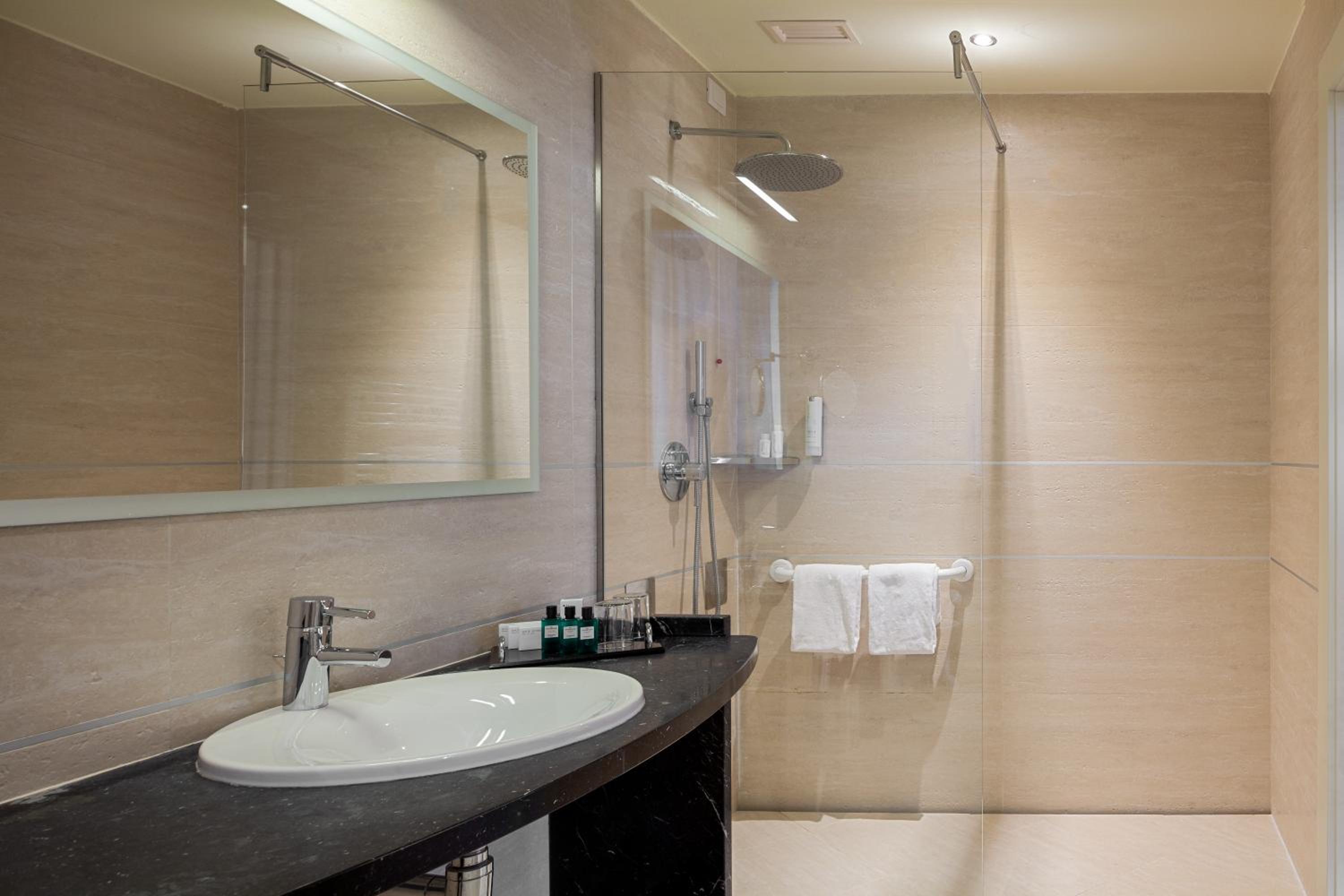 Standard Double or Twin Room with Balcony - Photo 4