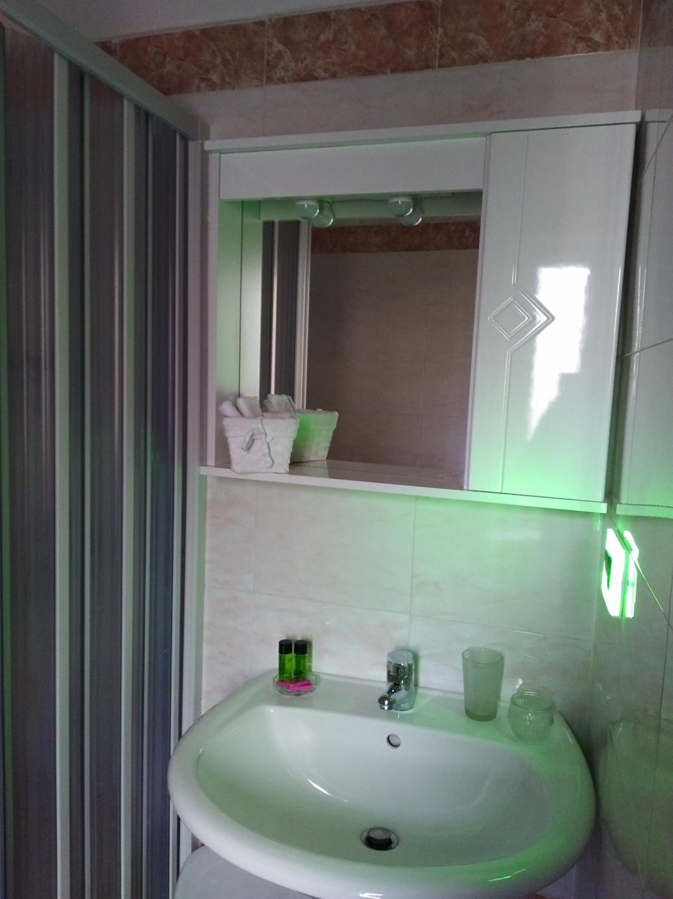 Double Room - Photo 33