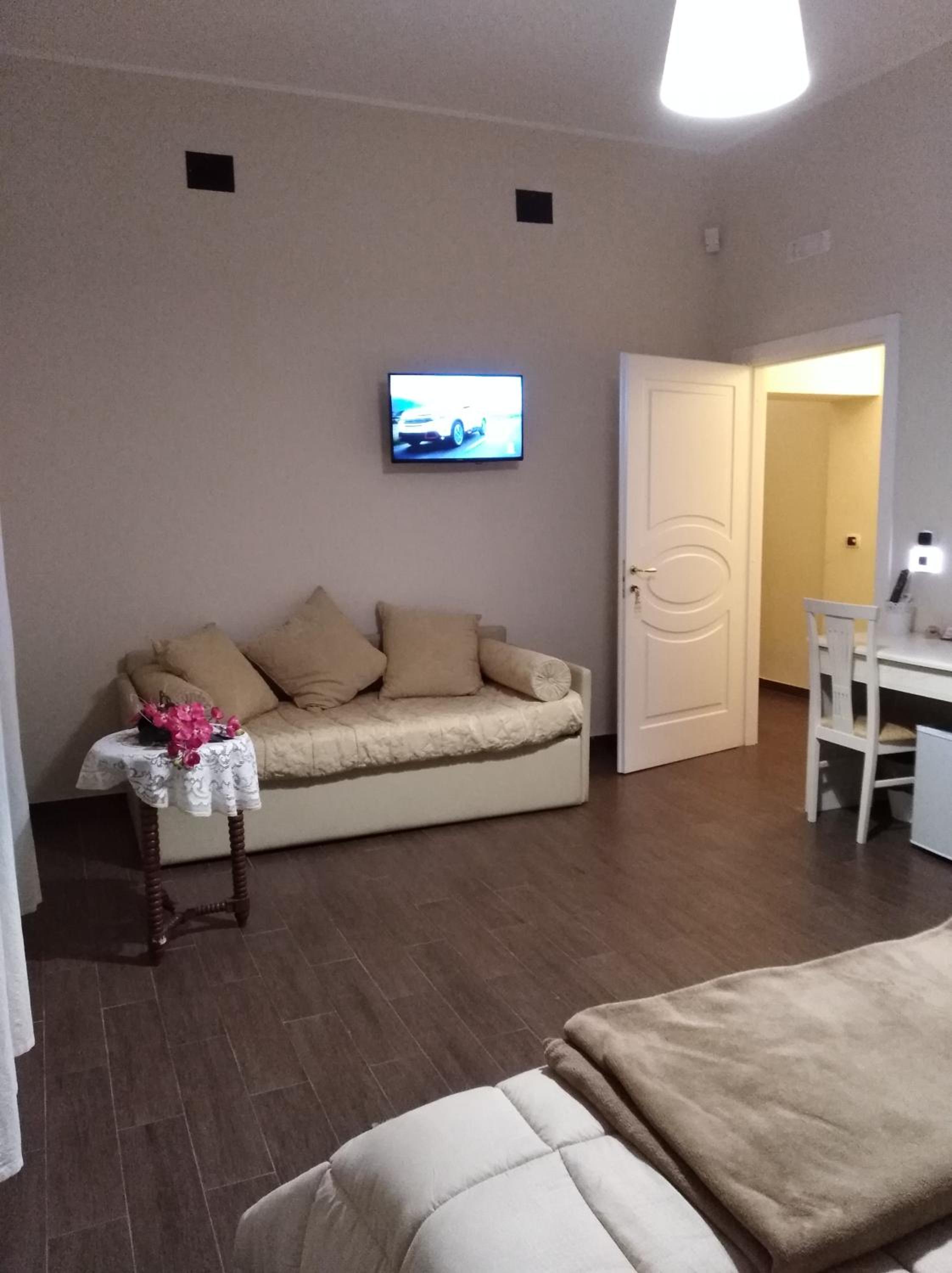 Quadruple Room with Private Bathroom - Photo 20