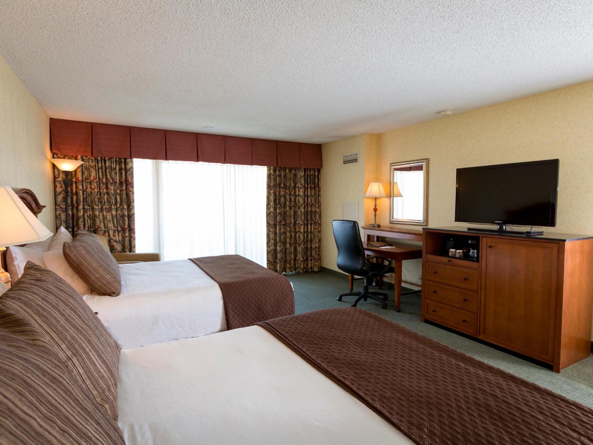Queen Room with Two Queen Beds - Photo 7