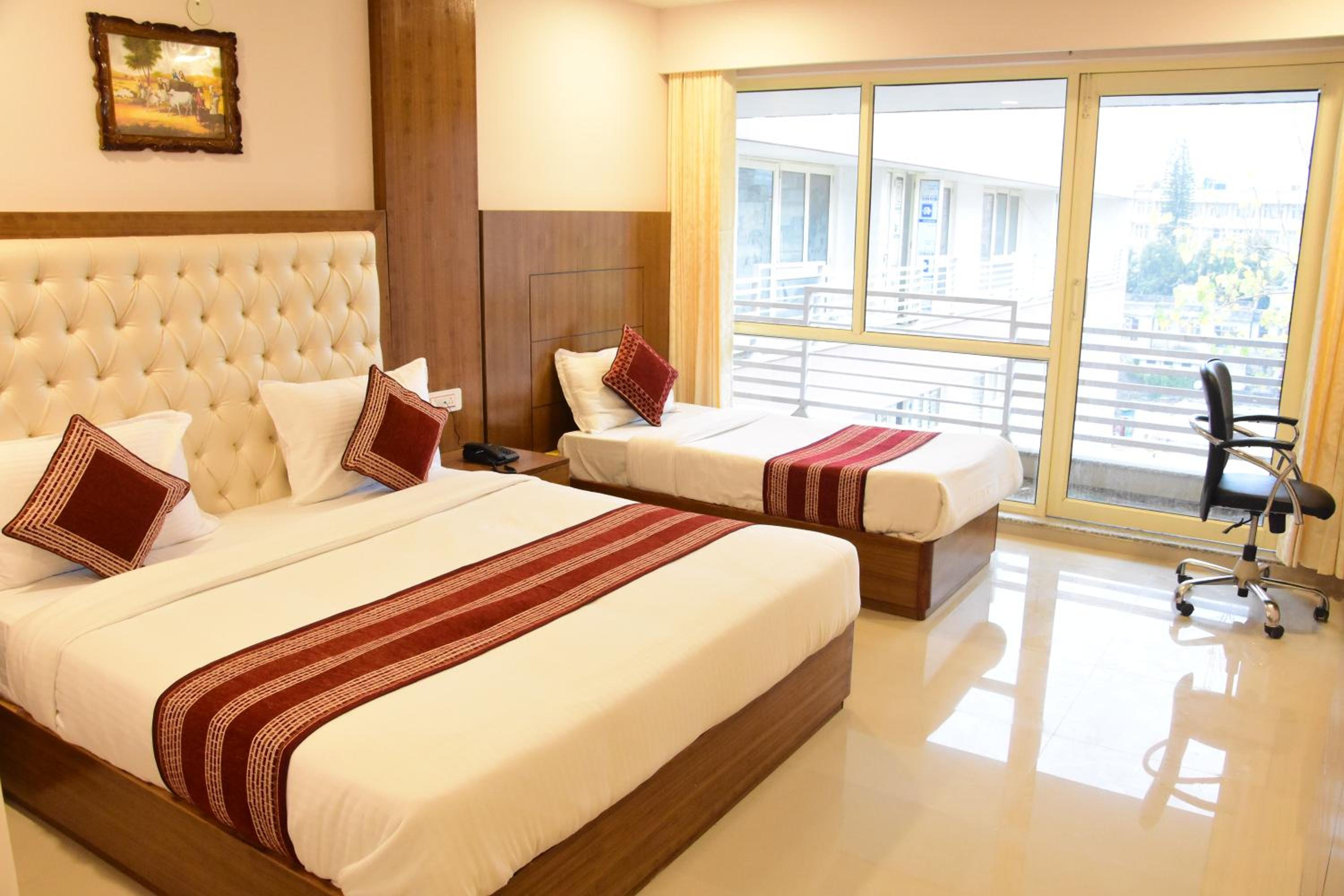 Trio Room - Photo 1