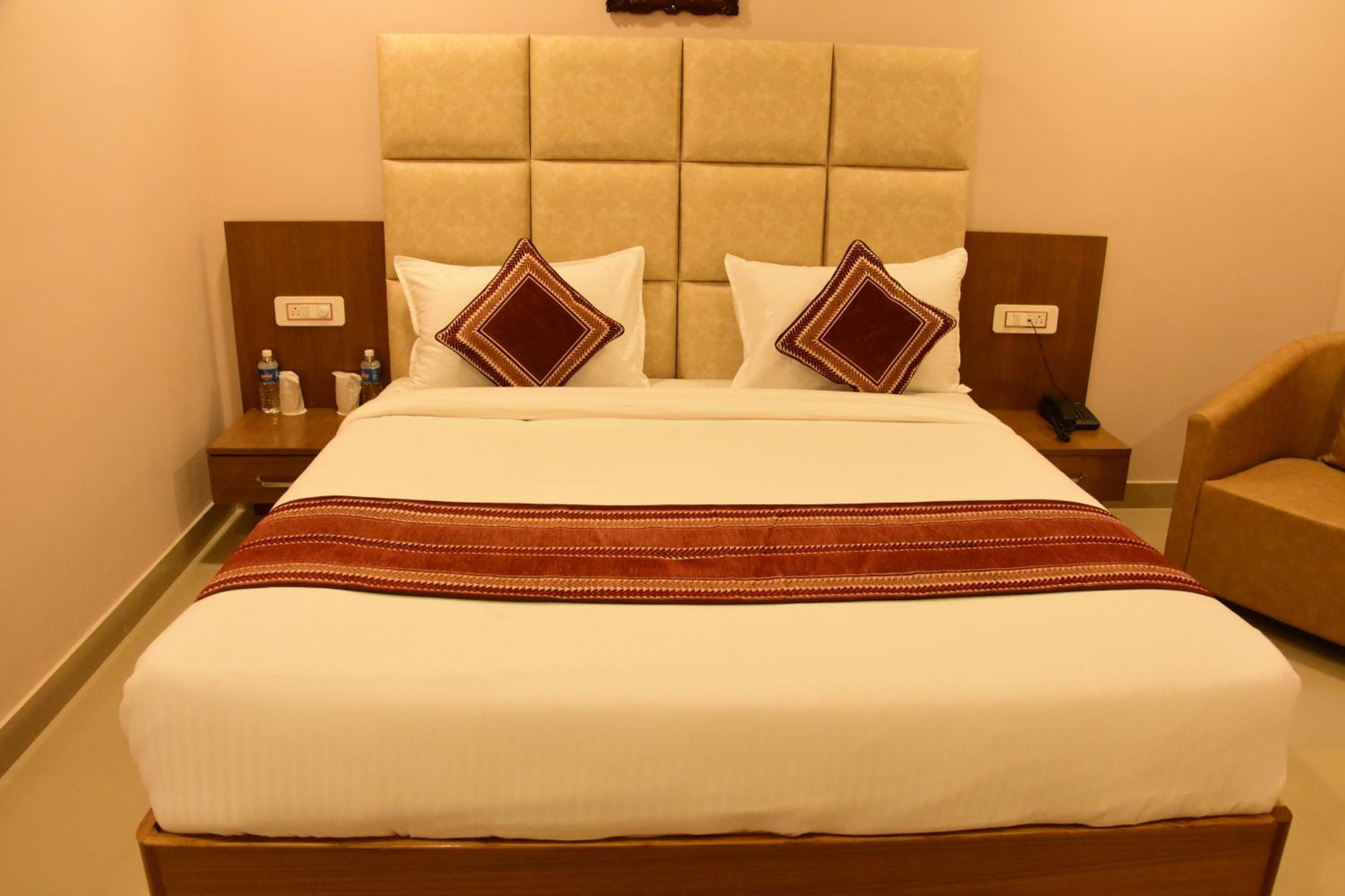 Executive Double Room With Banganga / Helipad Drop photo 3