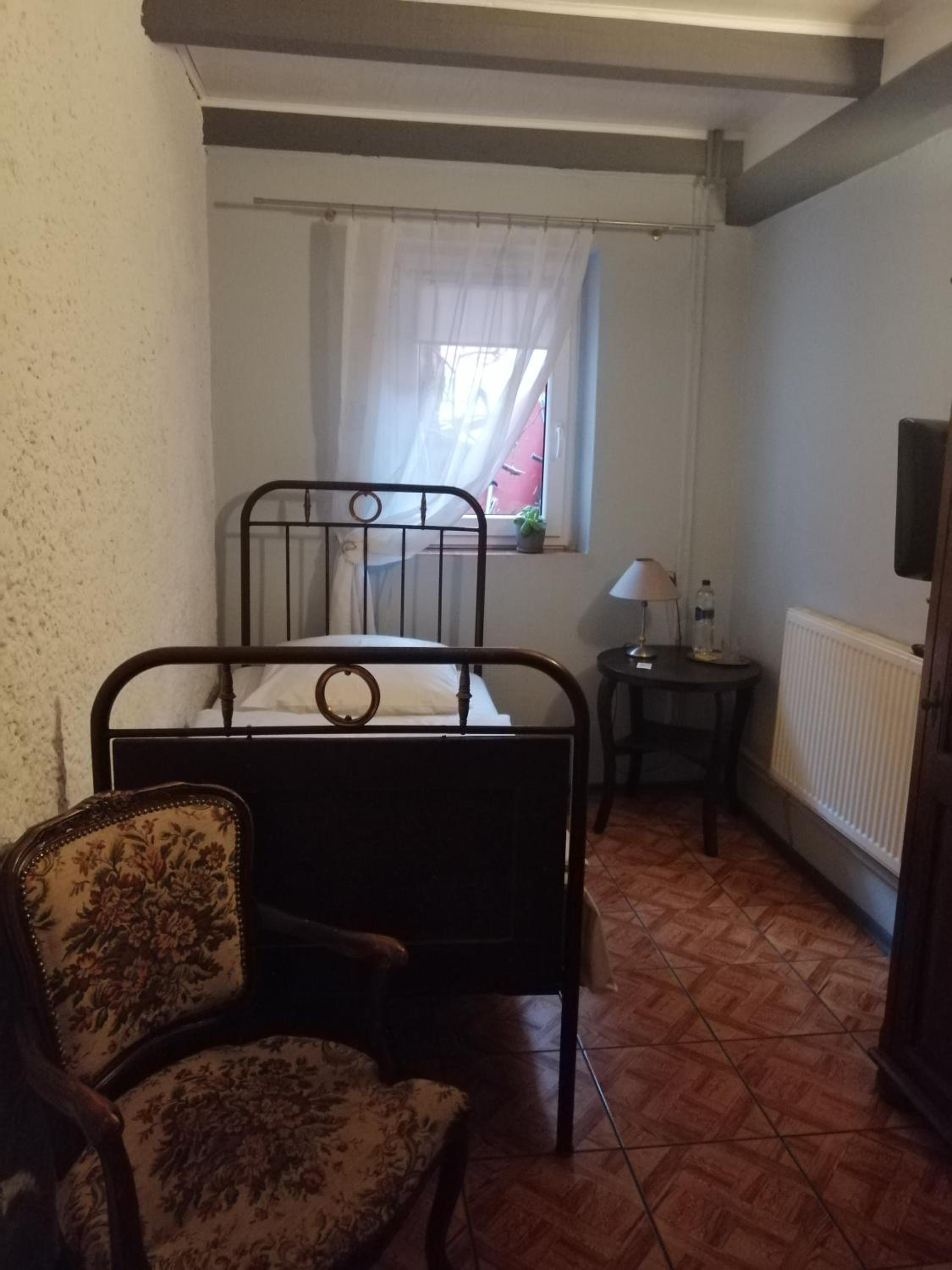 Small Single Room photo 2