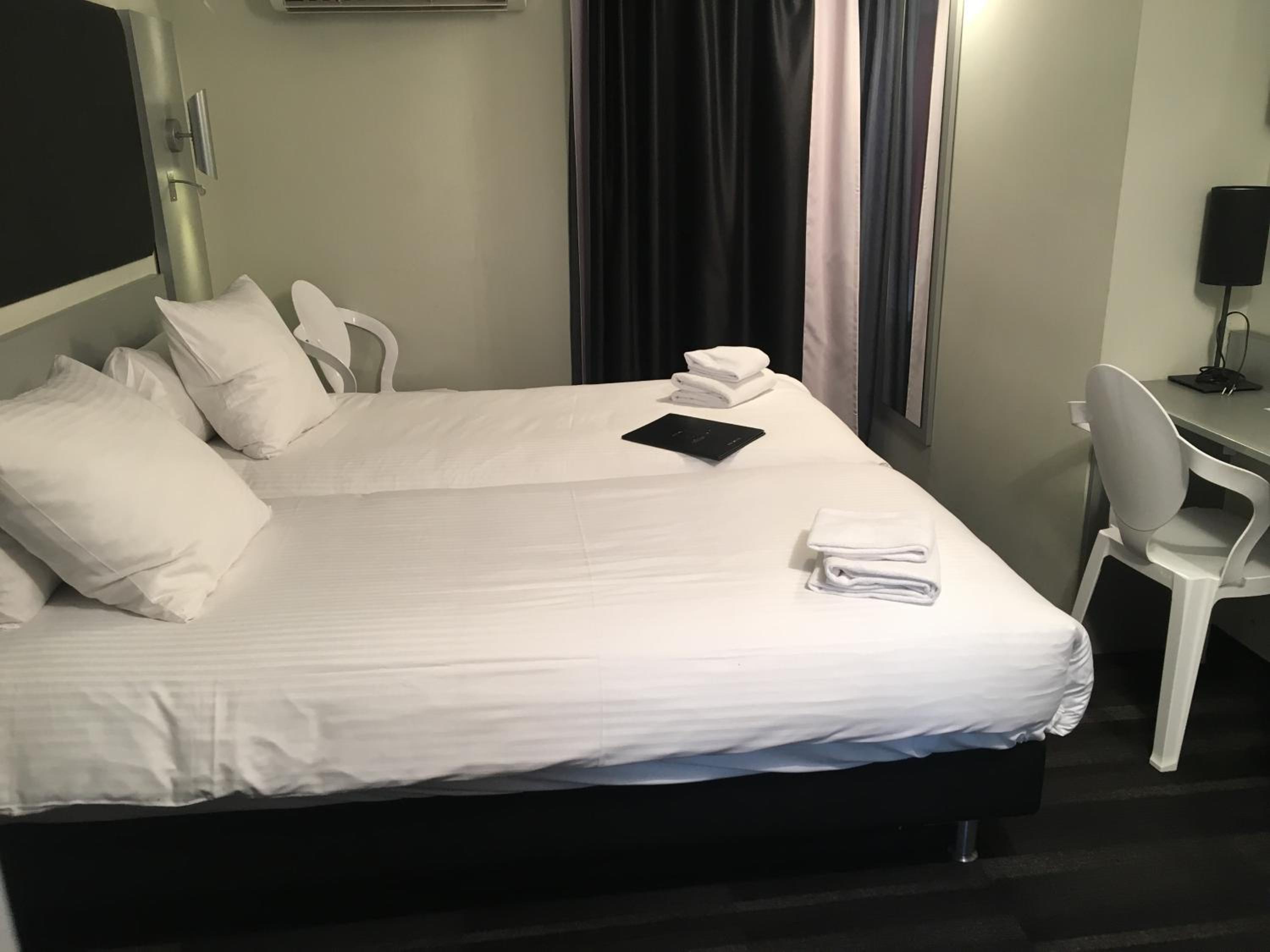 Superior Double Room with Two Single Beds and Balcony - Photo 3