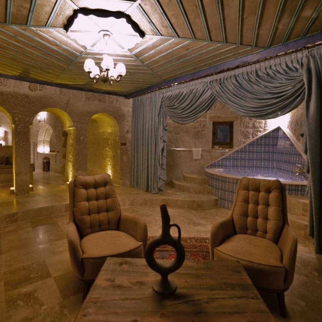 Honeymoon Suite with Spa Bath photo 1