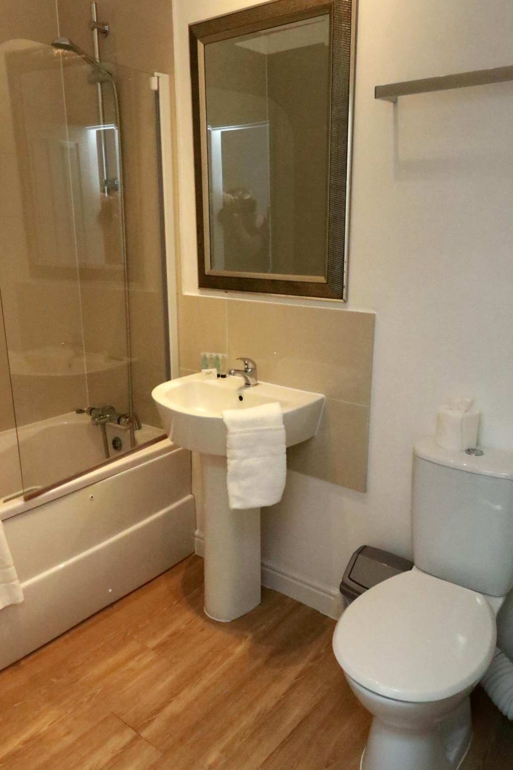 Standard Double or Twin Room - Photo 8