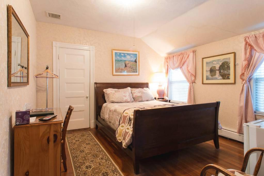 Queen Room with Private Bathroom #17 photo 3