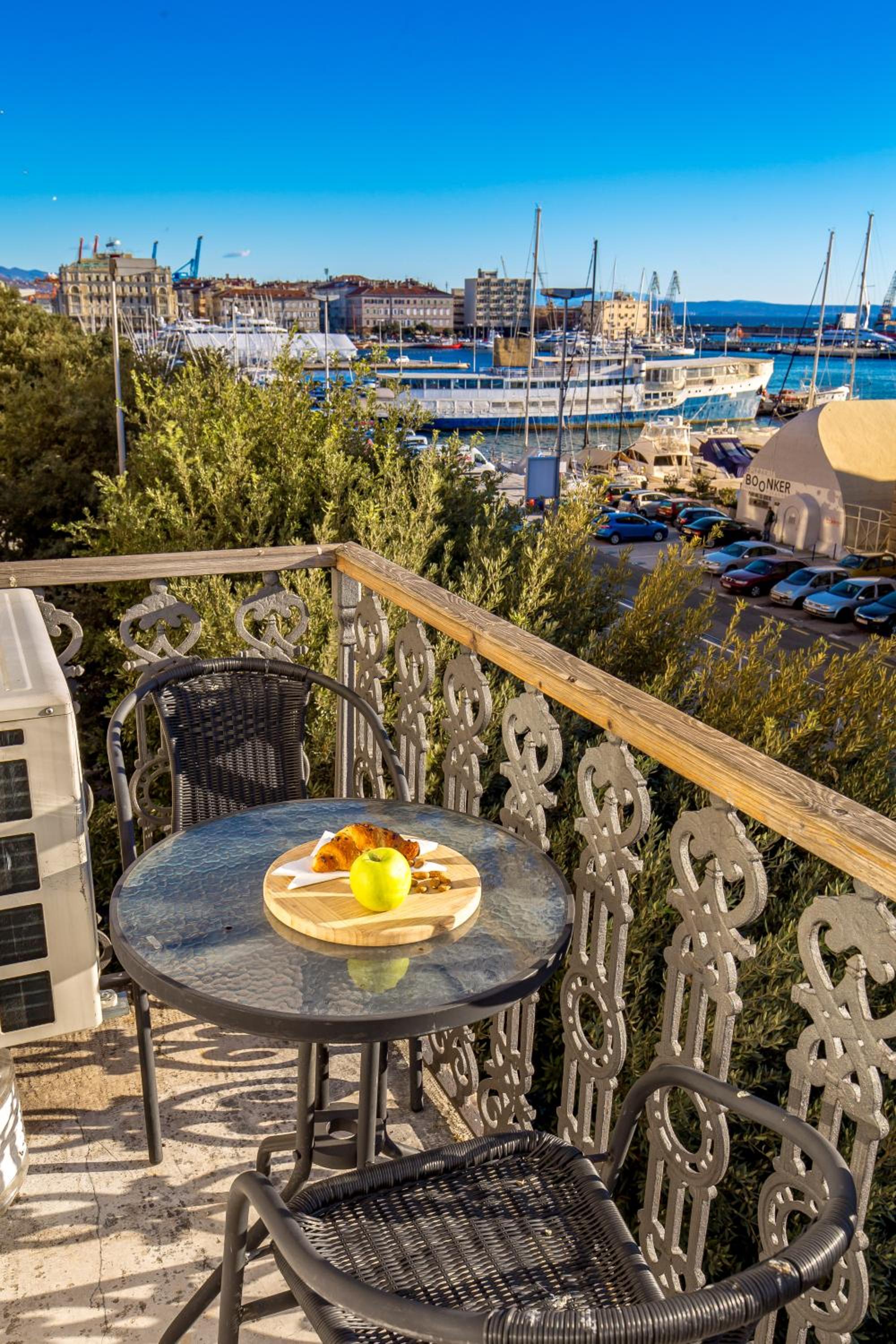 Studio Apartment with Sea View photo 2