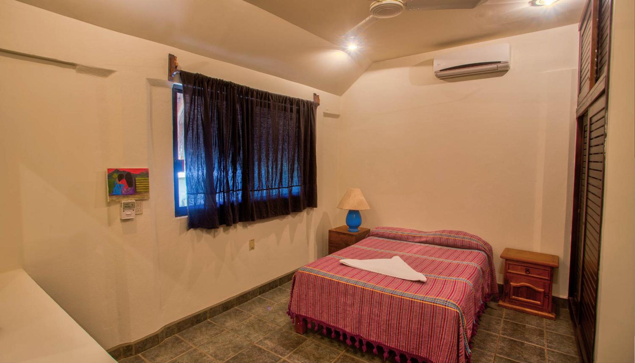 Three-Bedroom Apartment with Sea View - Photo 5