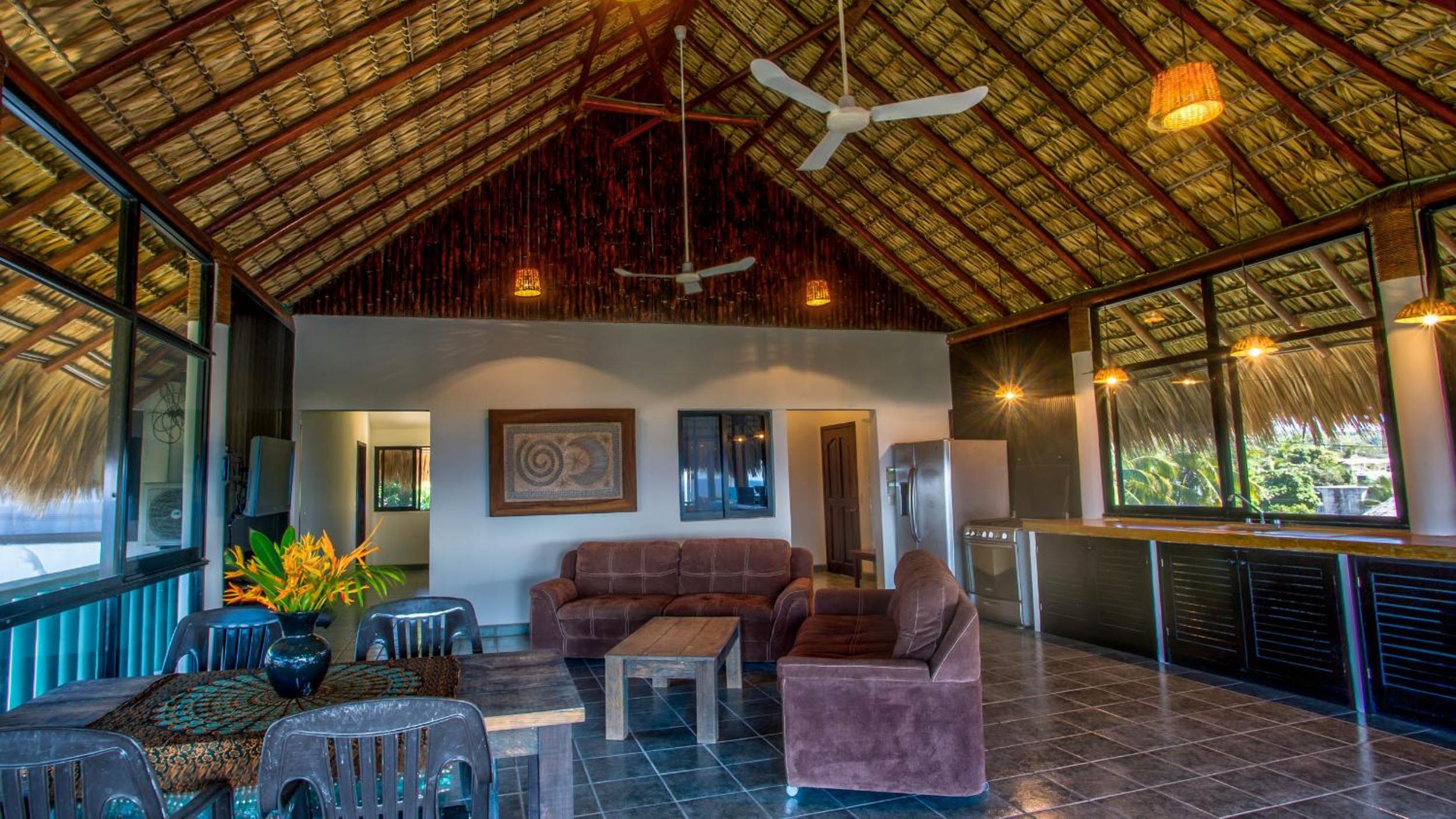 Three-Bedroom Apartment with Sea View - Photo 3